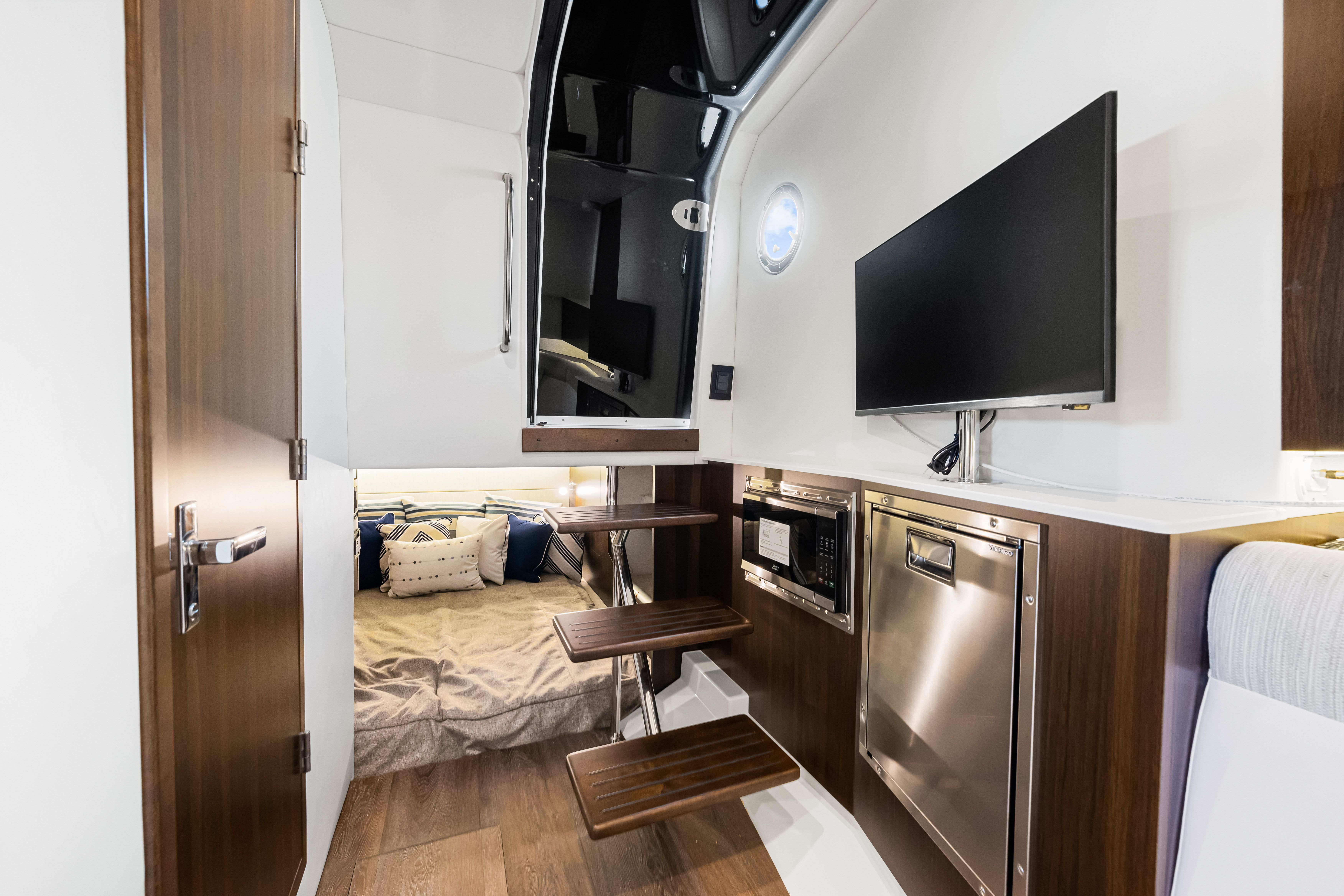 2026 Cruisers Yachts 38 GLS Outboard Image Thumbnail #78