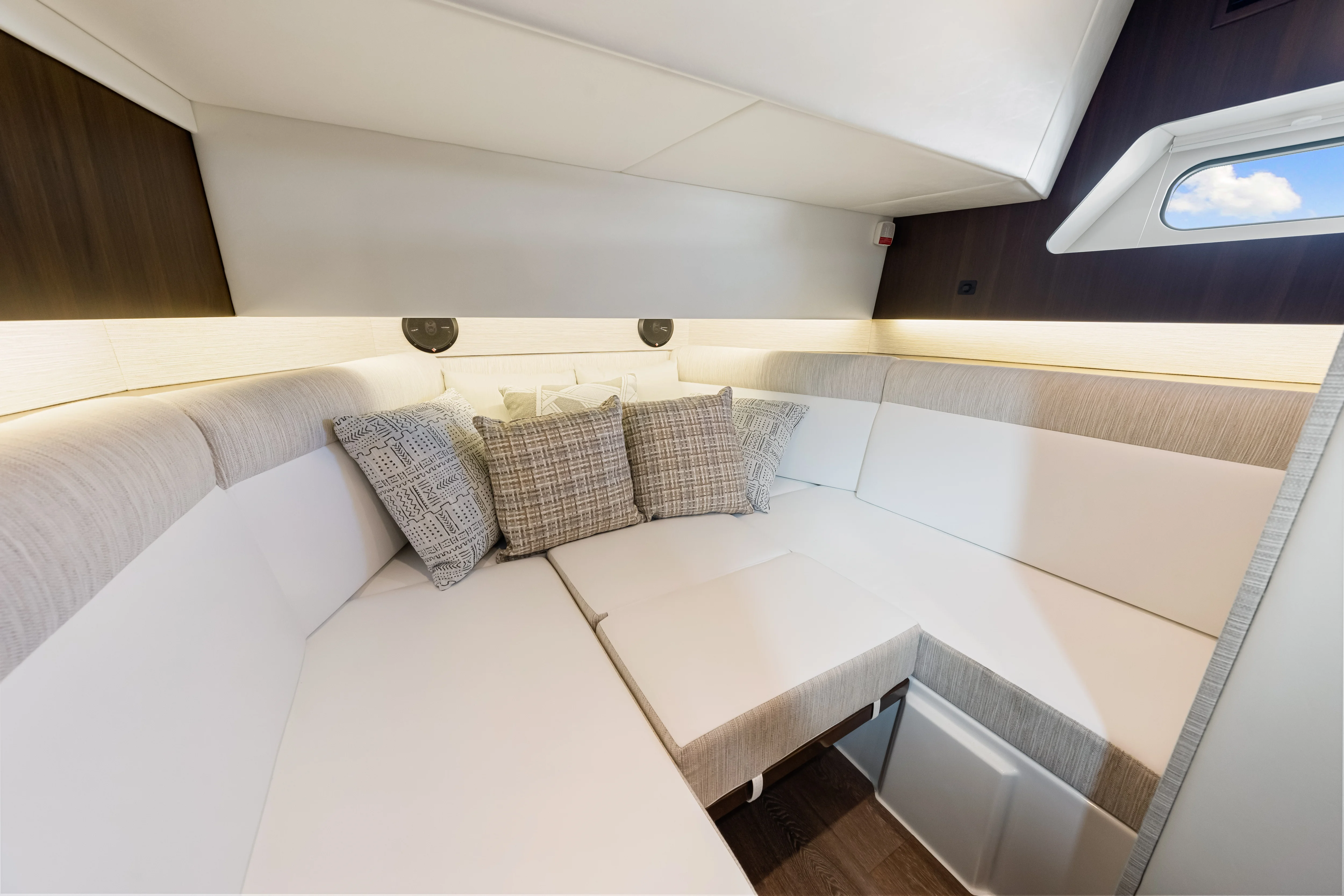 2026 Cruisers Yachts 38 GLS Outboard Image Thumbnail #77