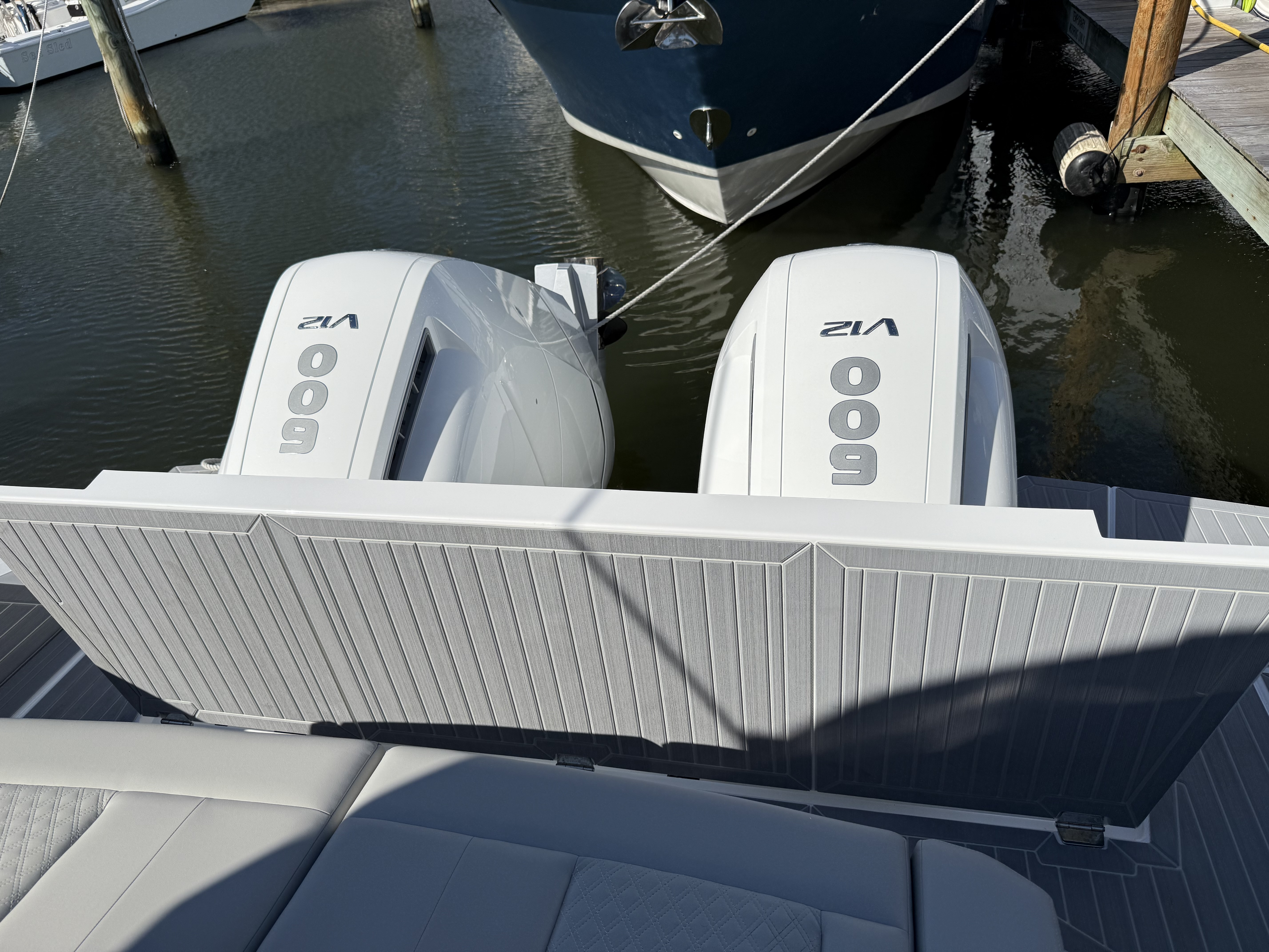 2026 Cruisers Yachts 42 GLS Outboard Image Thumbnail #23