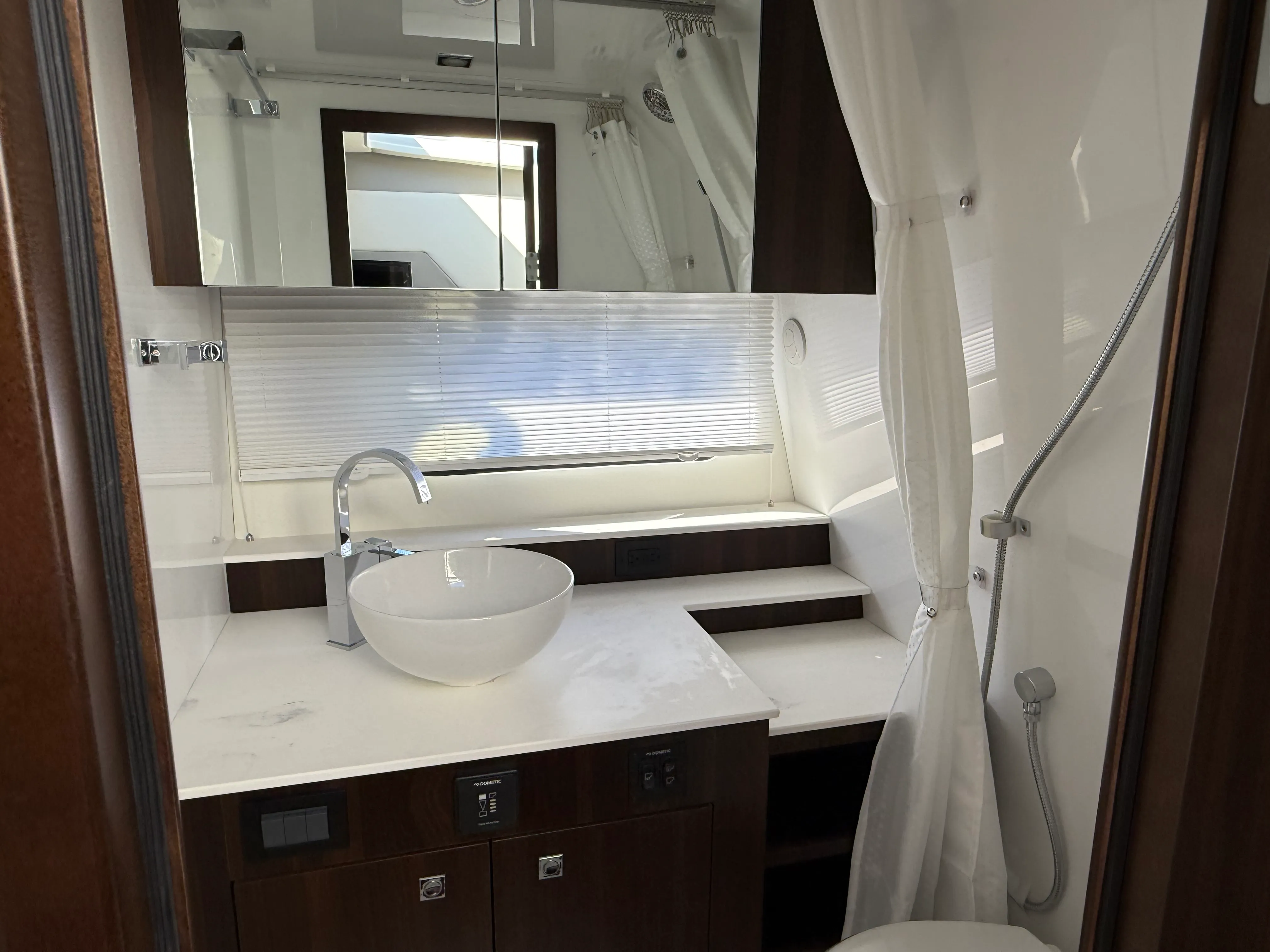 2026 Cruisers Yachts 42 GLS Outboard Image Thumbnail #57