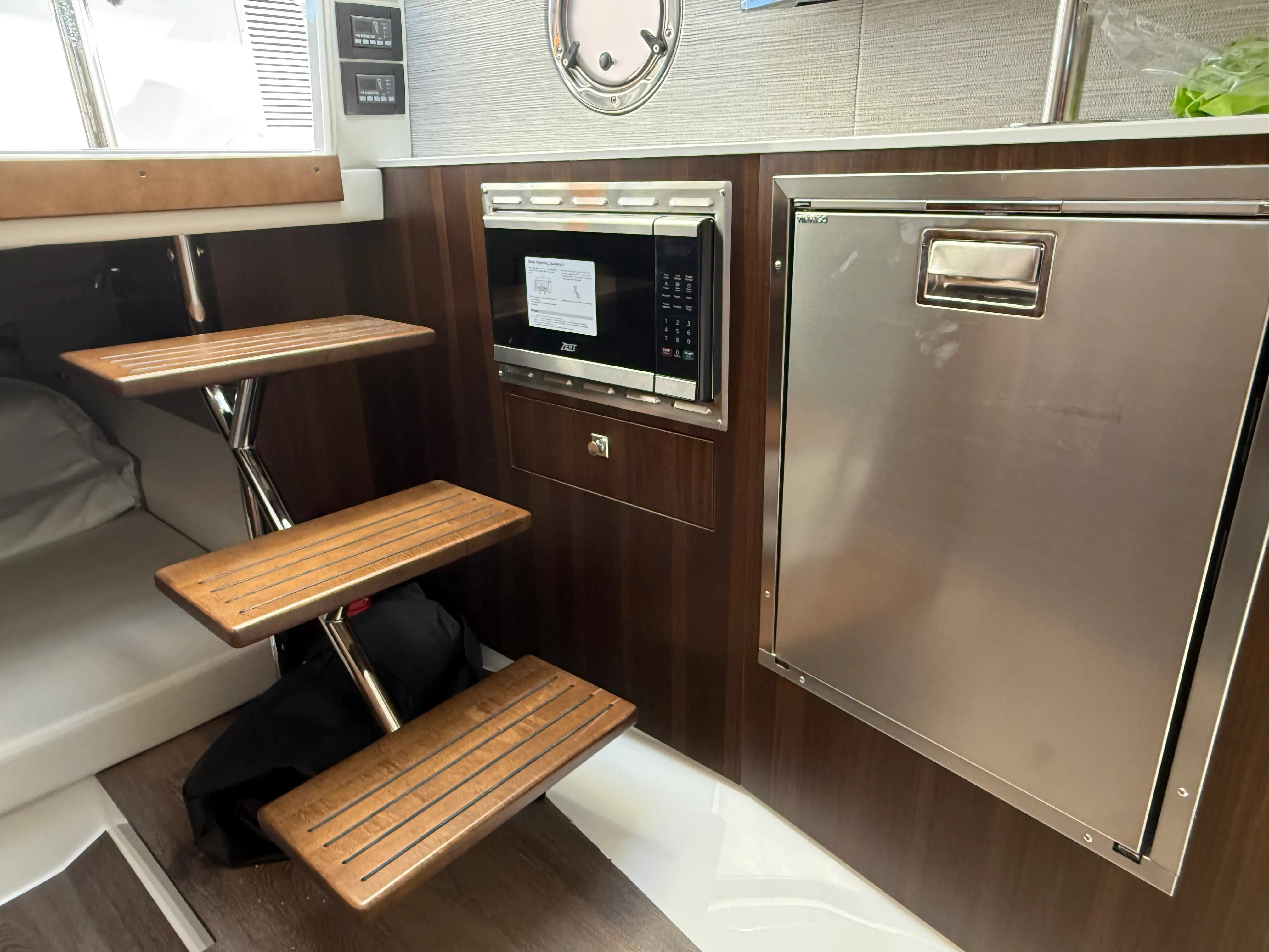 2026 Cruisers Yachts 42 GLS Outboard Image Thumbnail #53