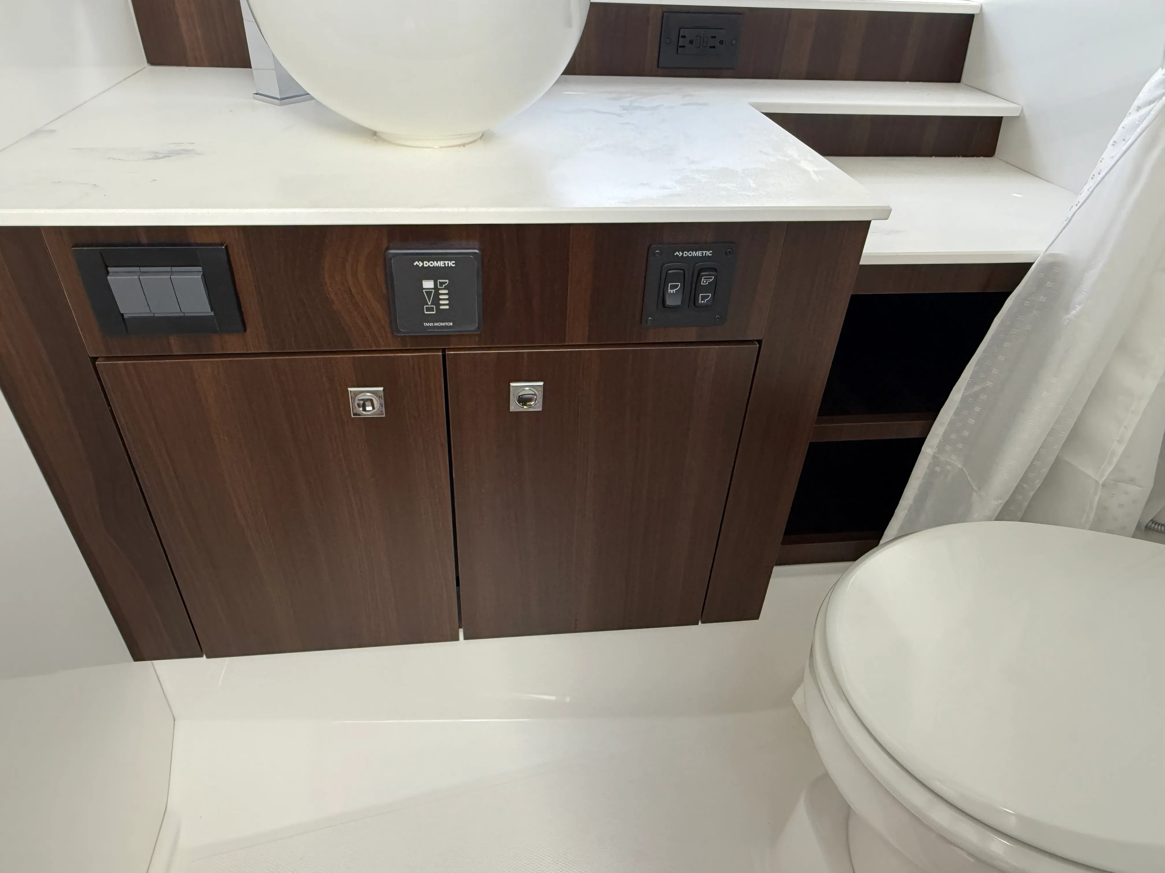 2026 Cruisers Yachts 42 GLS Outboard Image Thumbnail #61