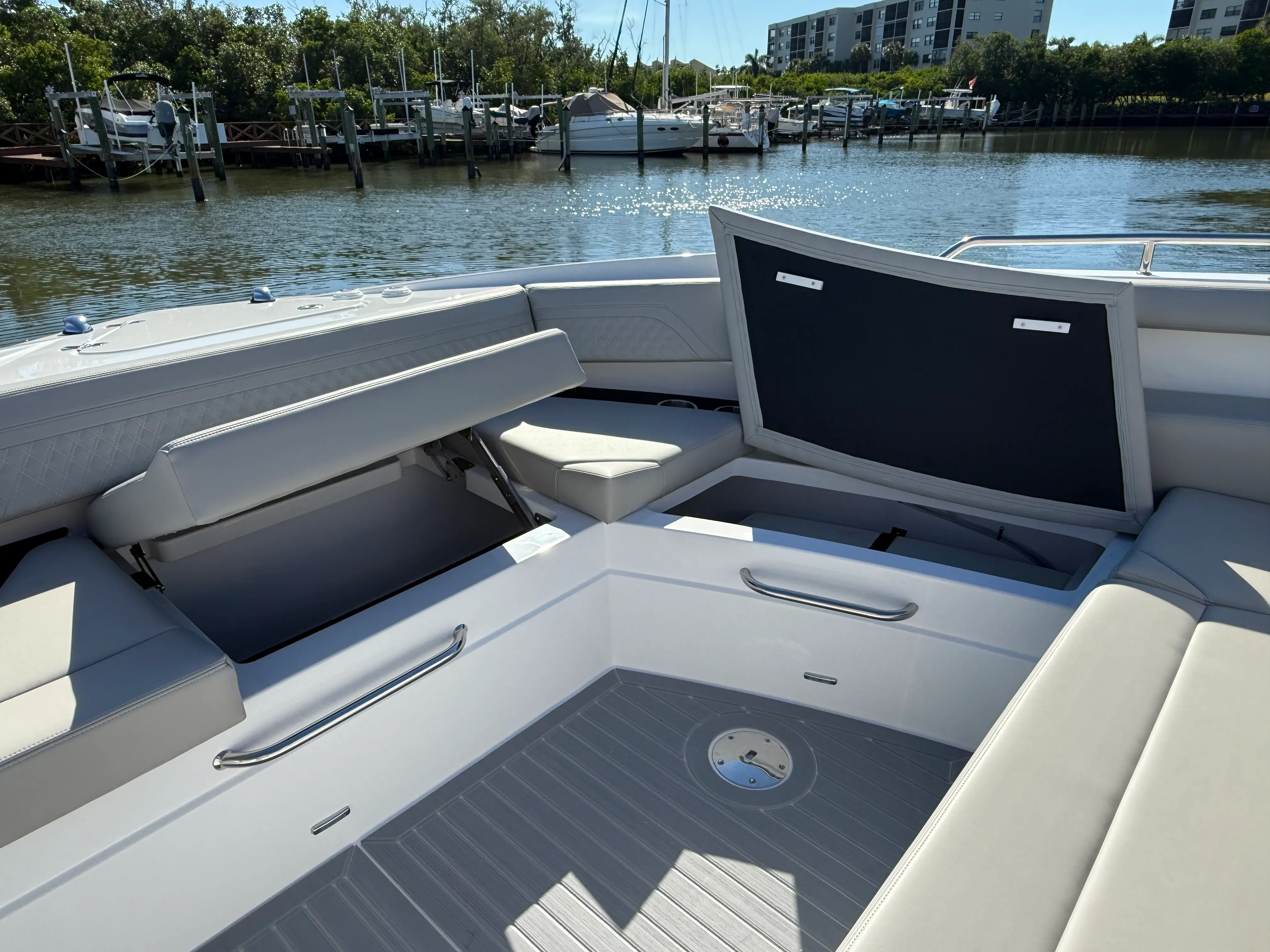 2026 Cruisers Yachts 42 GLS Outboard Image Thumbnail #50