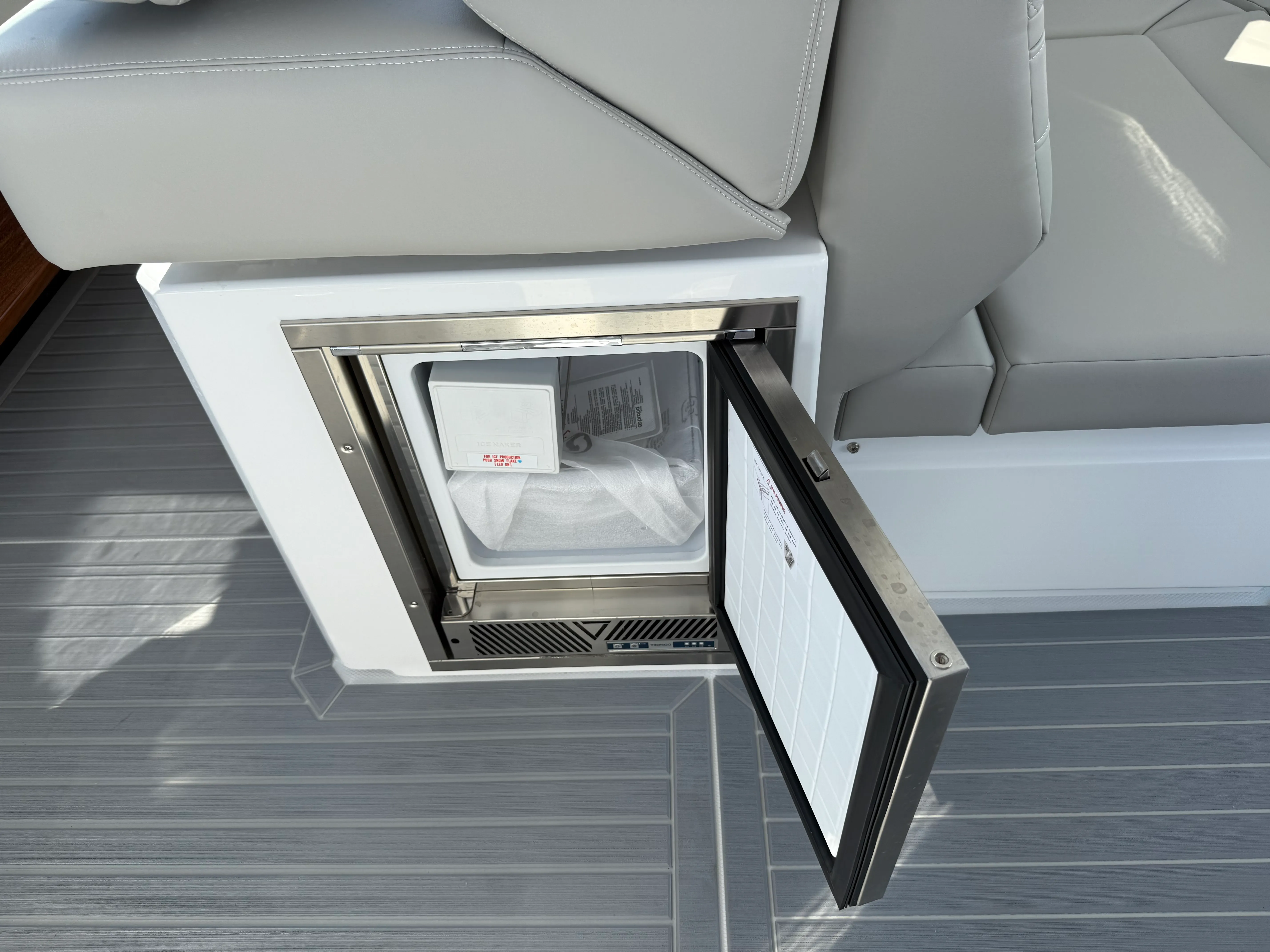 2026 Cruisers Yachts 42 GLS Outboard Image Thumbnail #34