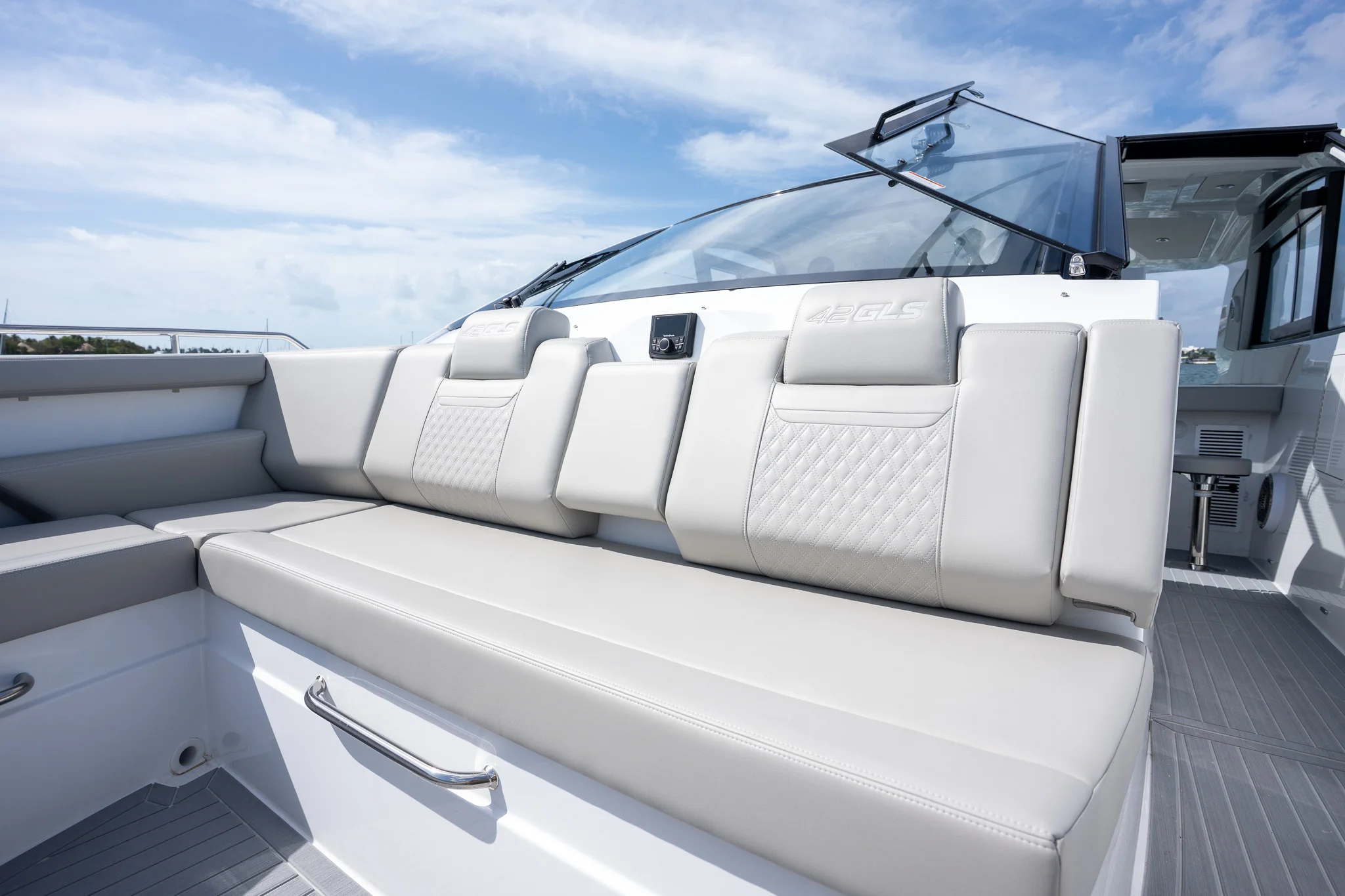 2026 Cruisers Yachts 42 GLS Outboard Image Thumbnail #33