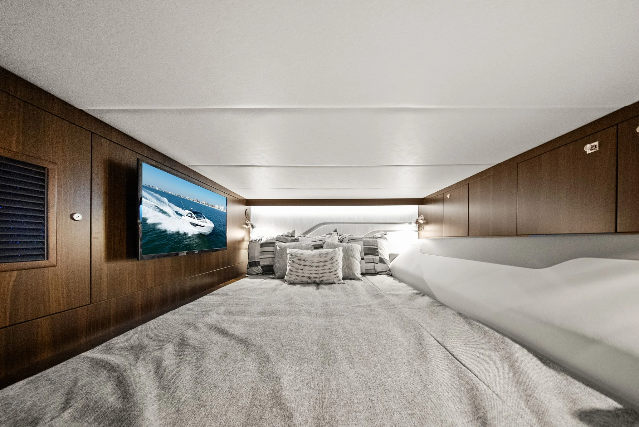 2026 Cruisers Yachts 42 GLS Outboard Image Thumbnail #27