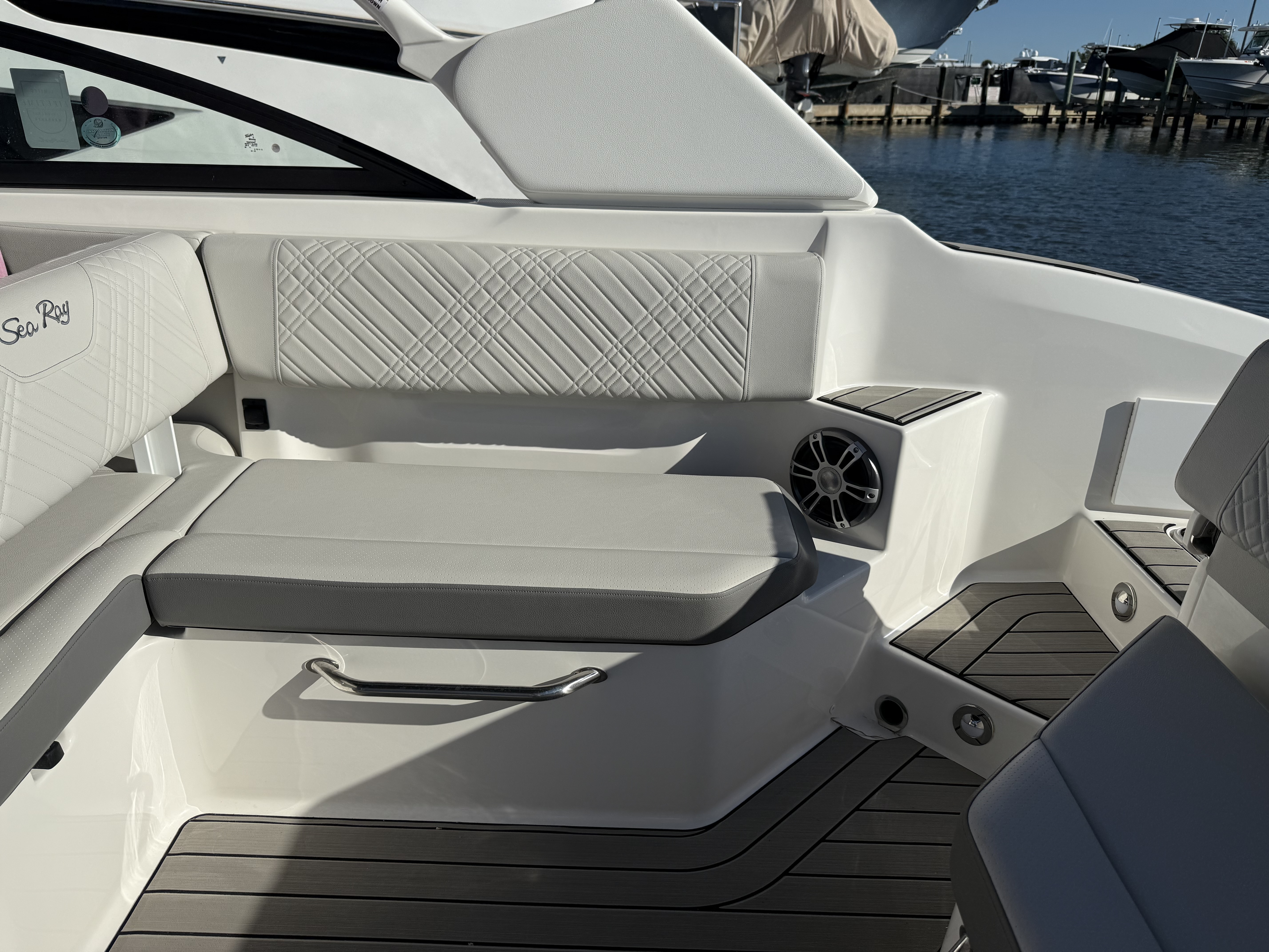 2025 Sea Ray SDX 270 Outboard Image Thumbnail #29