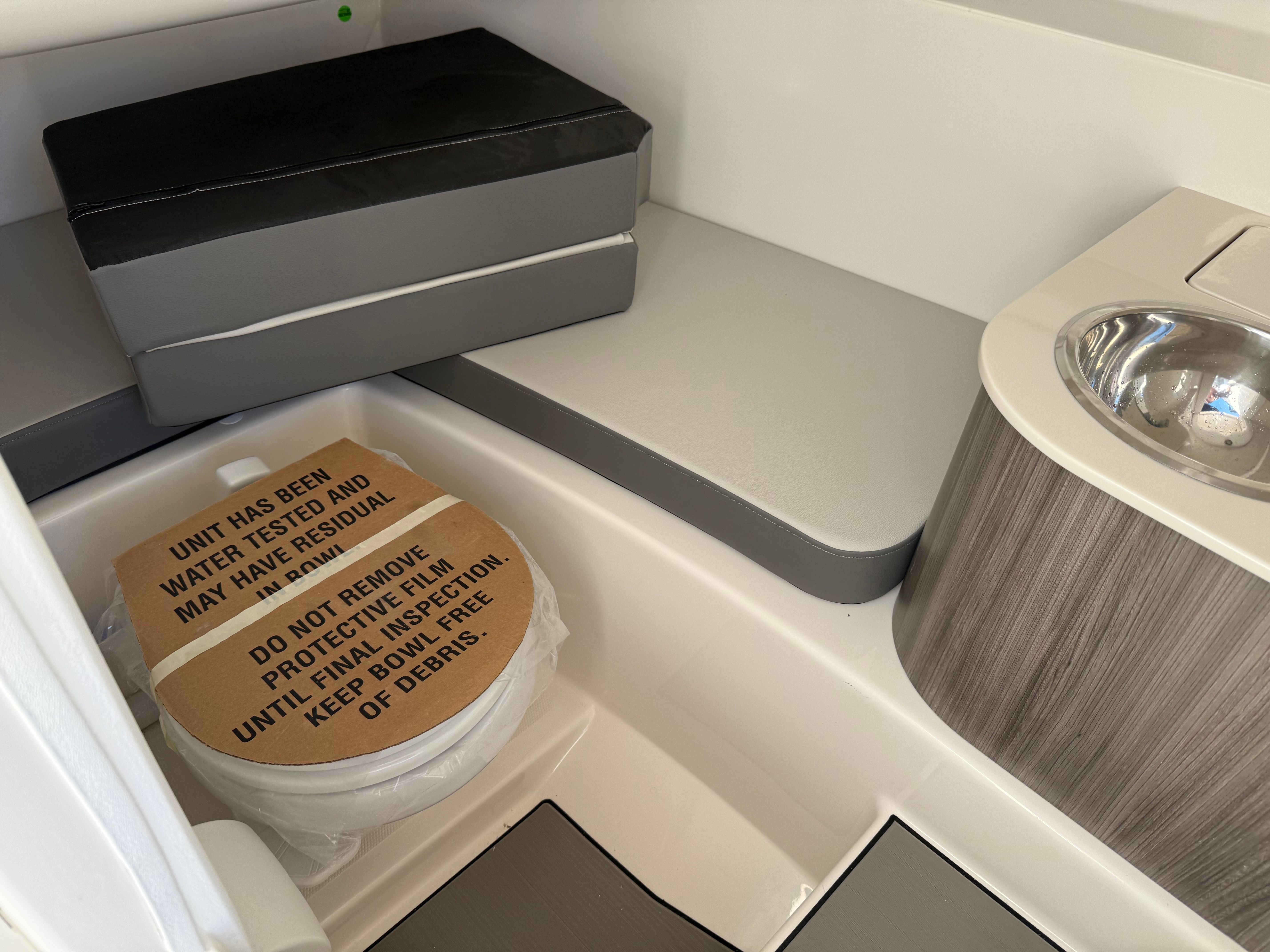 2025 Sea Ray SDX 270 Outboard Image Thumbnail #50