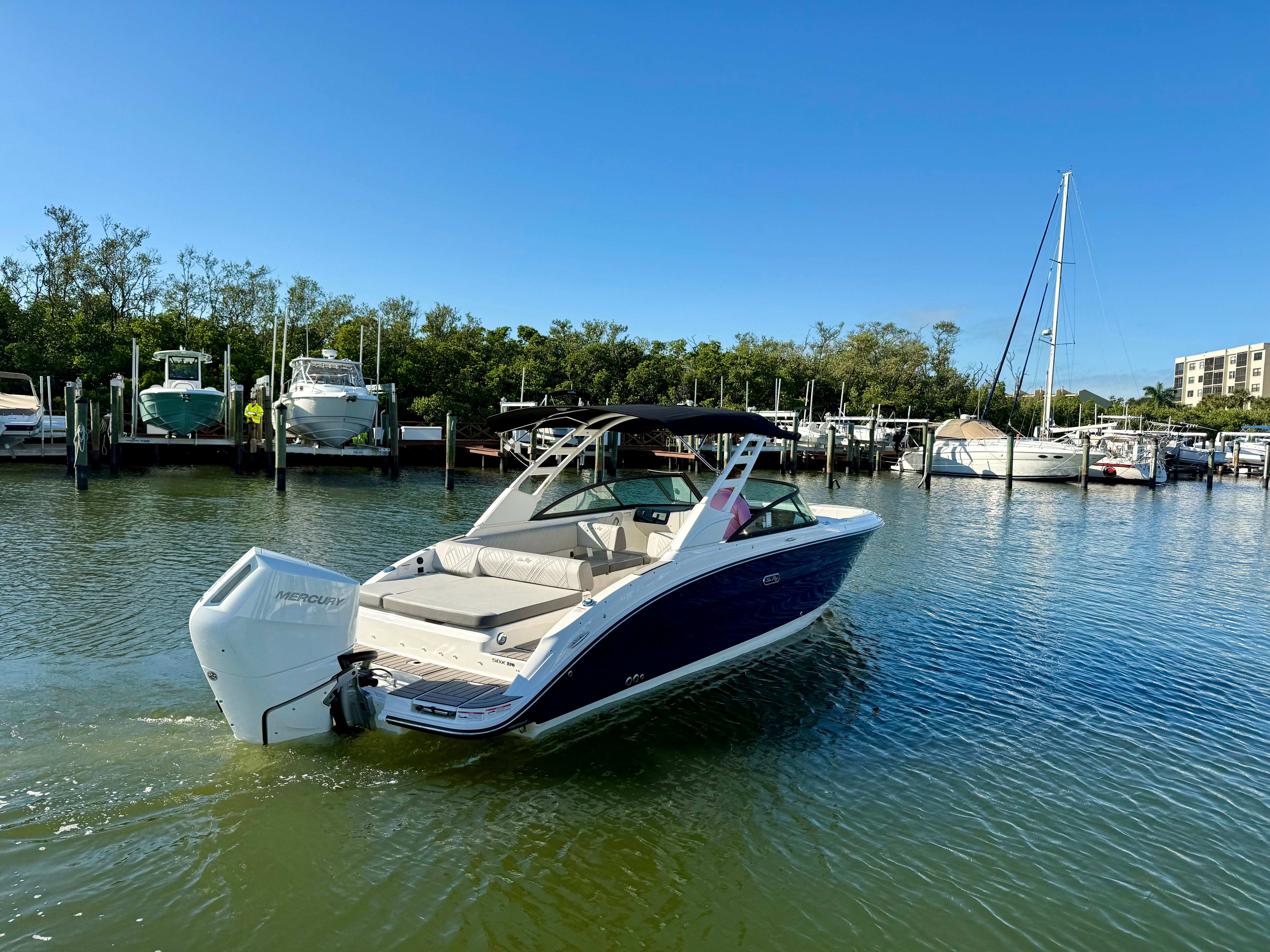 2025 Sea Ray SDX 270 Outboard Image Thumbnail #2
