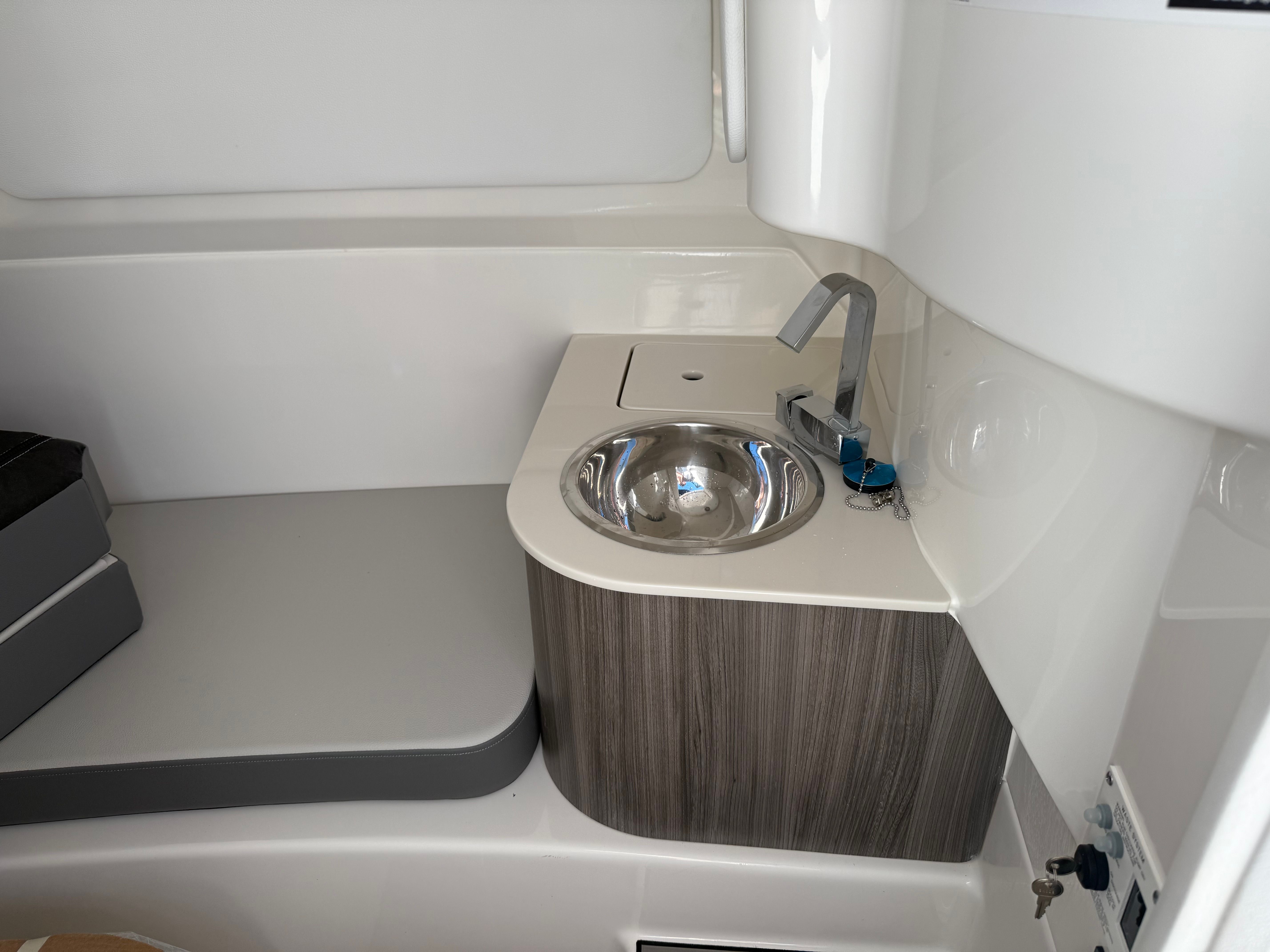 2025 Sea Ray SDX 270 Outboard Image Thumbnail #51