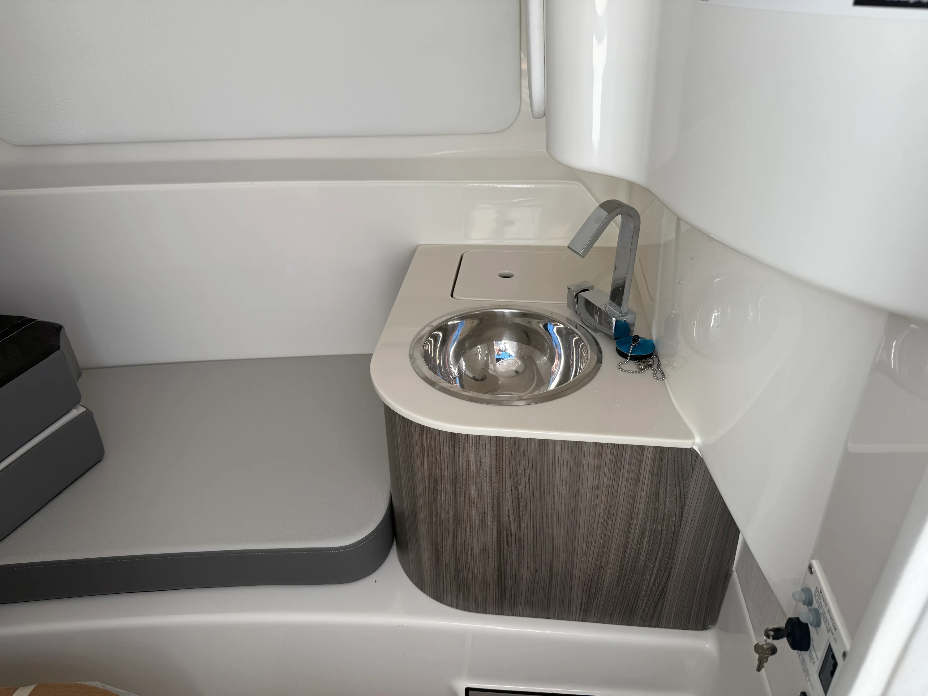 2025 Sea Ray SDX 270 Outboard Image Thumbnail #51