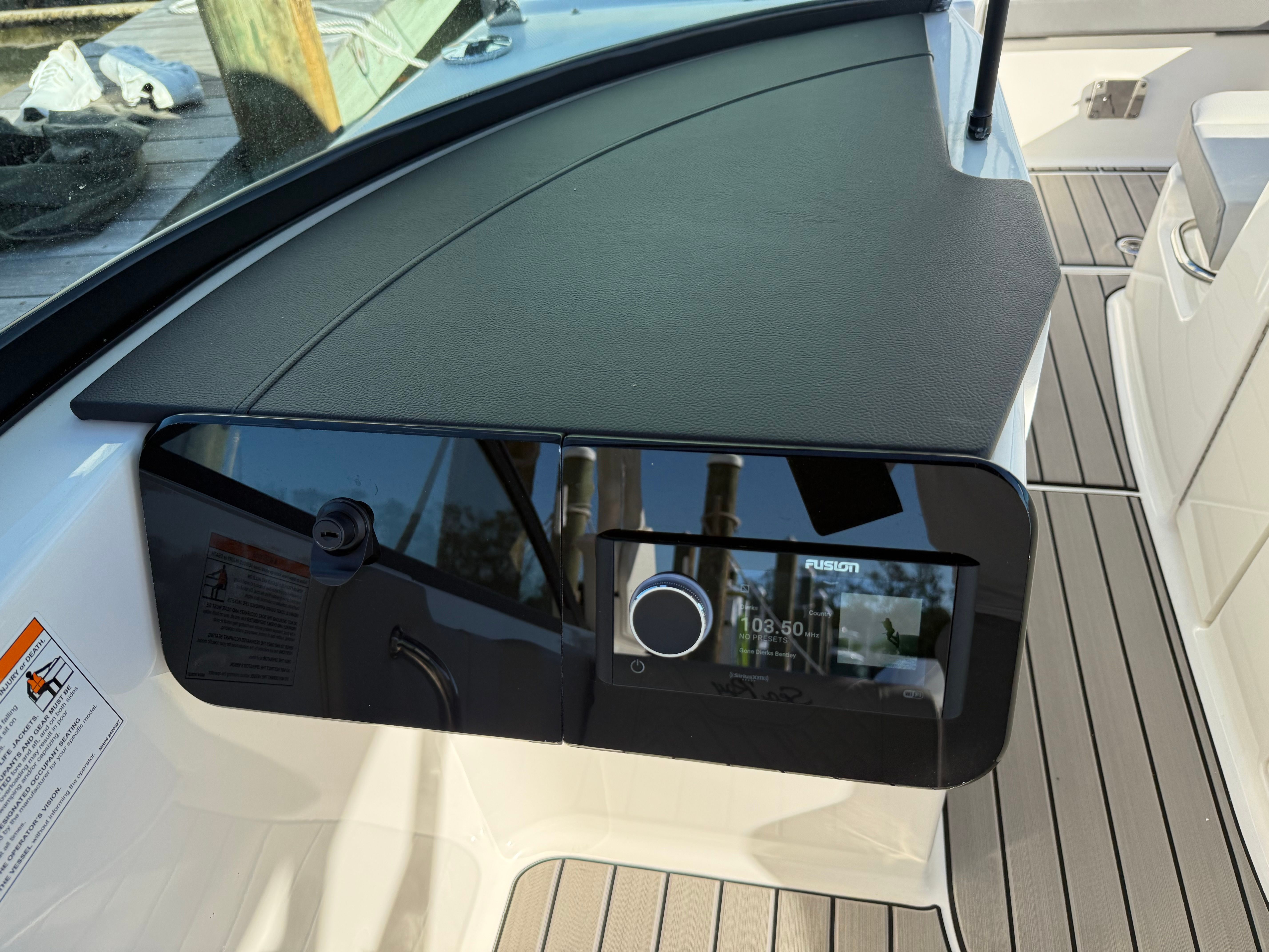 2025 Sea Ray SDX 270 Outboard Image Thumbnail #38