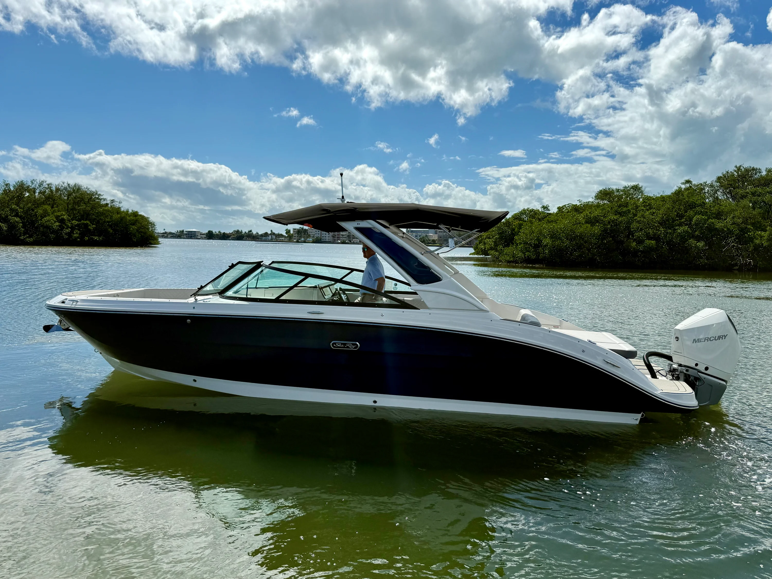 2025 Sea Ray SDX 270 Outboard Image Thumbnail #17