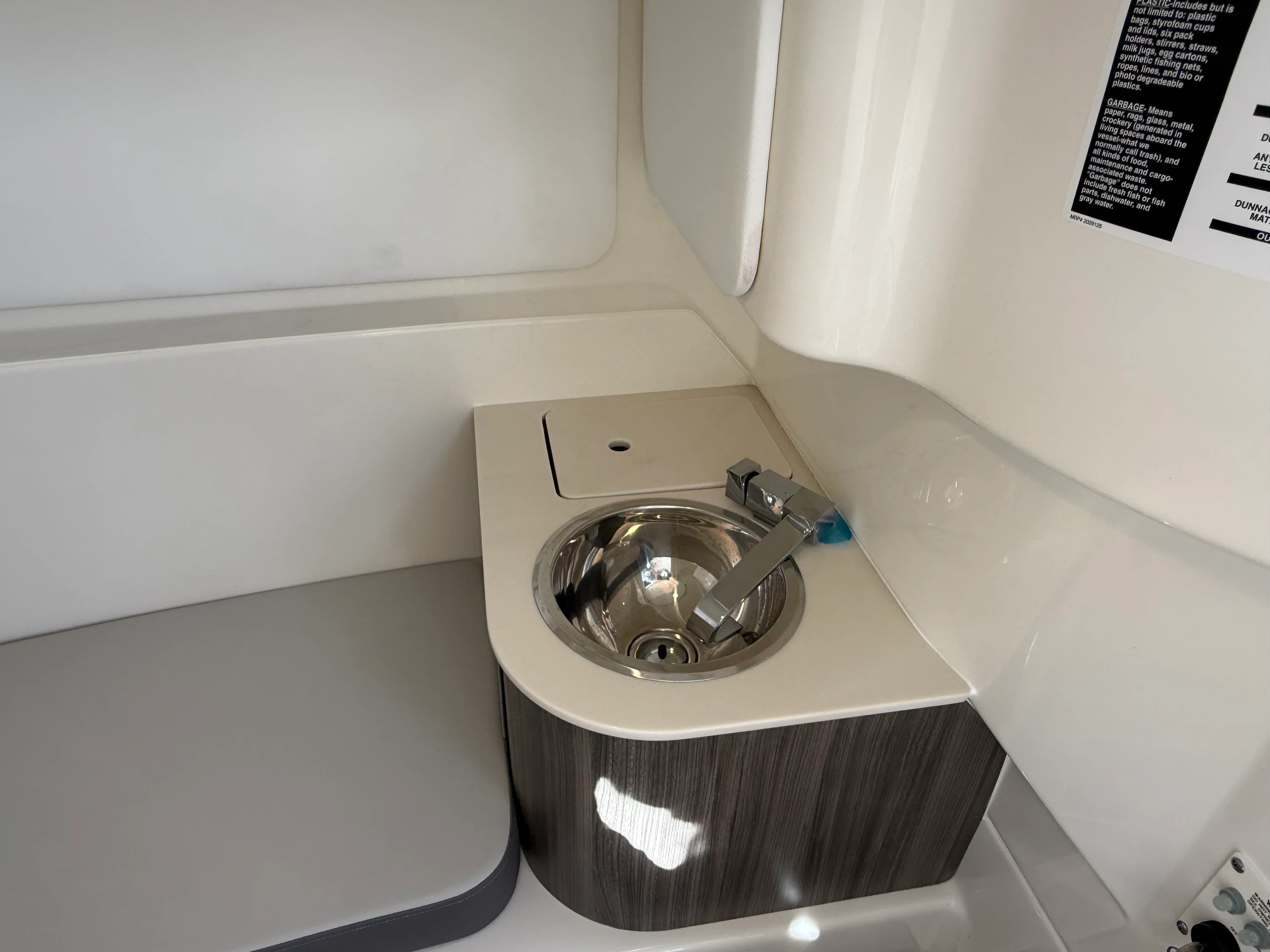 2025 Sea Ray SDX 270 Outboard Image Thumbnail #53