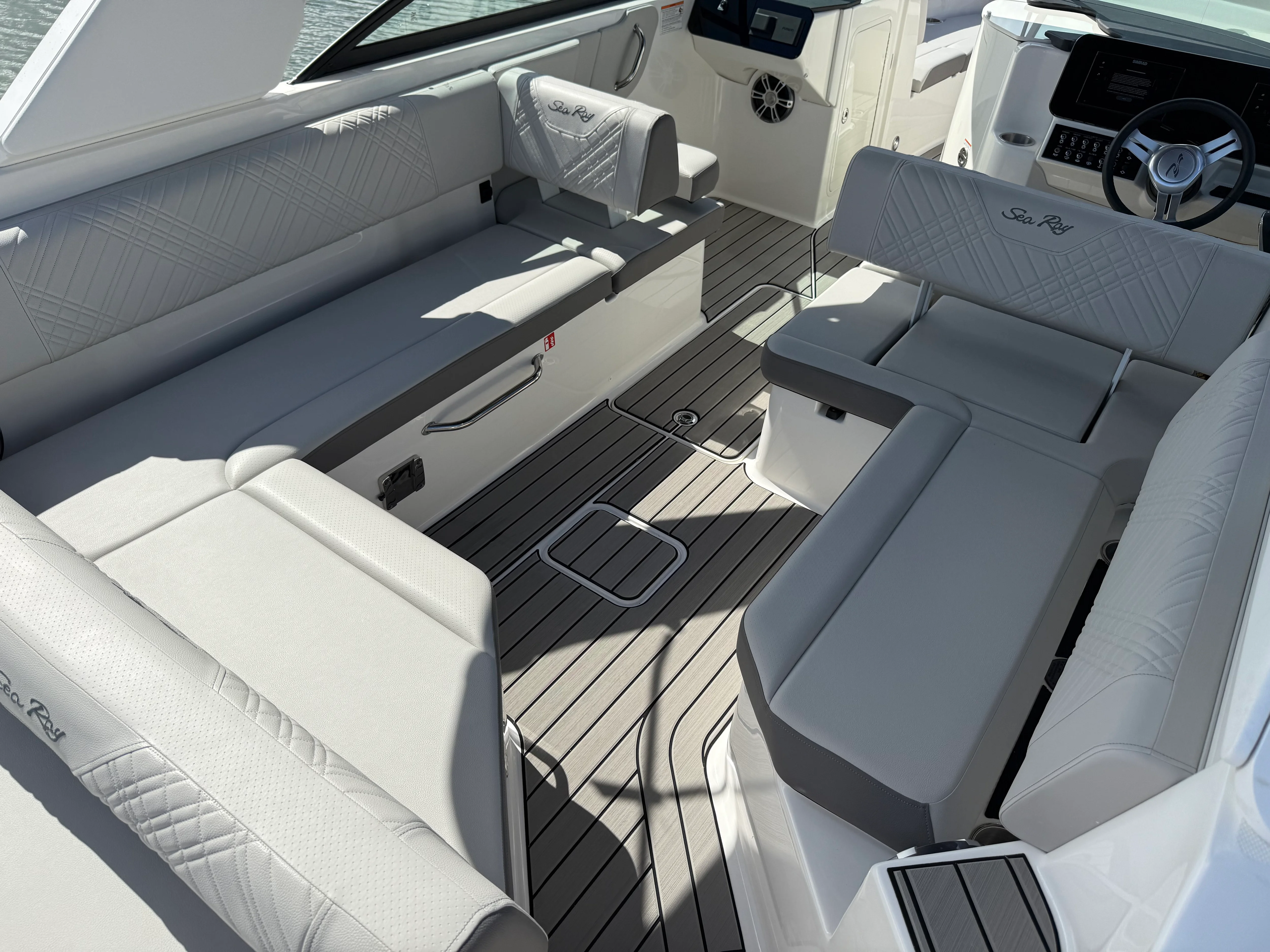 2025 Sea Ray SDX 270 Outboard Image Thumbnail #33