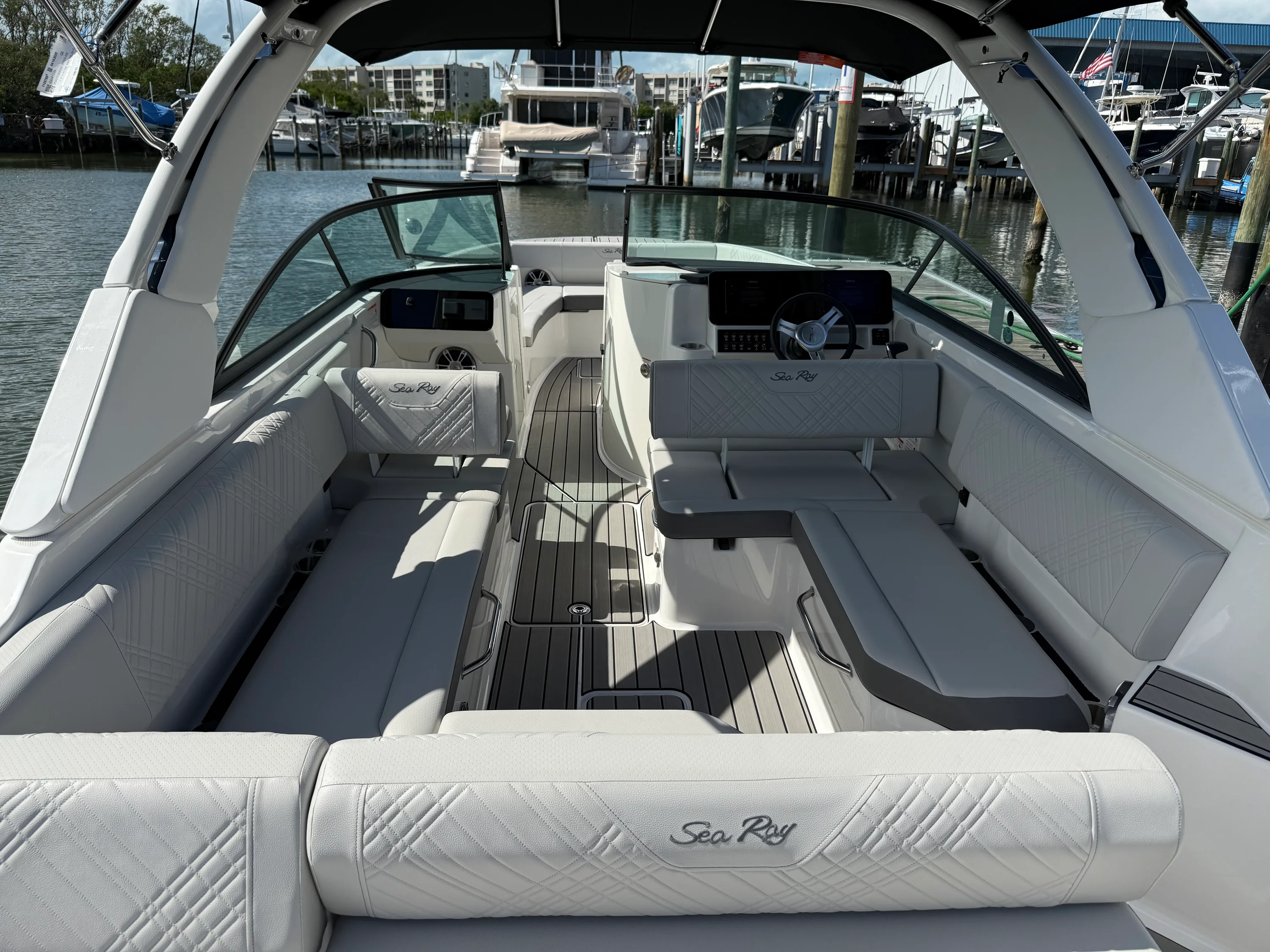 2025 Sea Ray SDX 270 Outboard Image Thumbnail #32