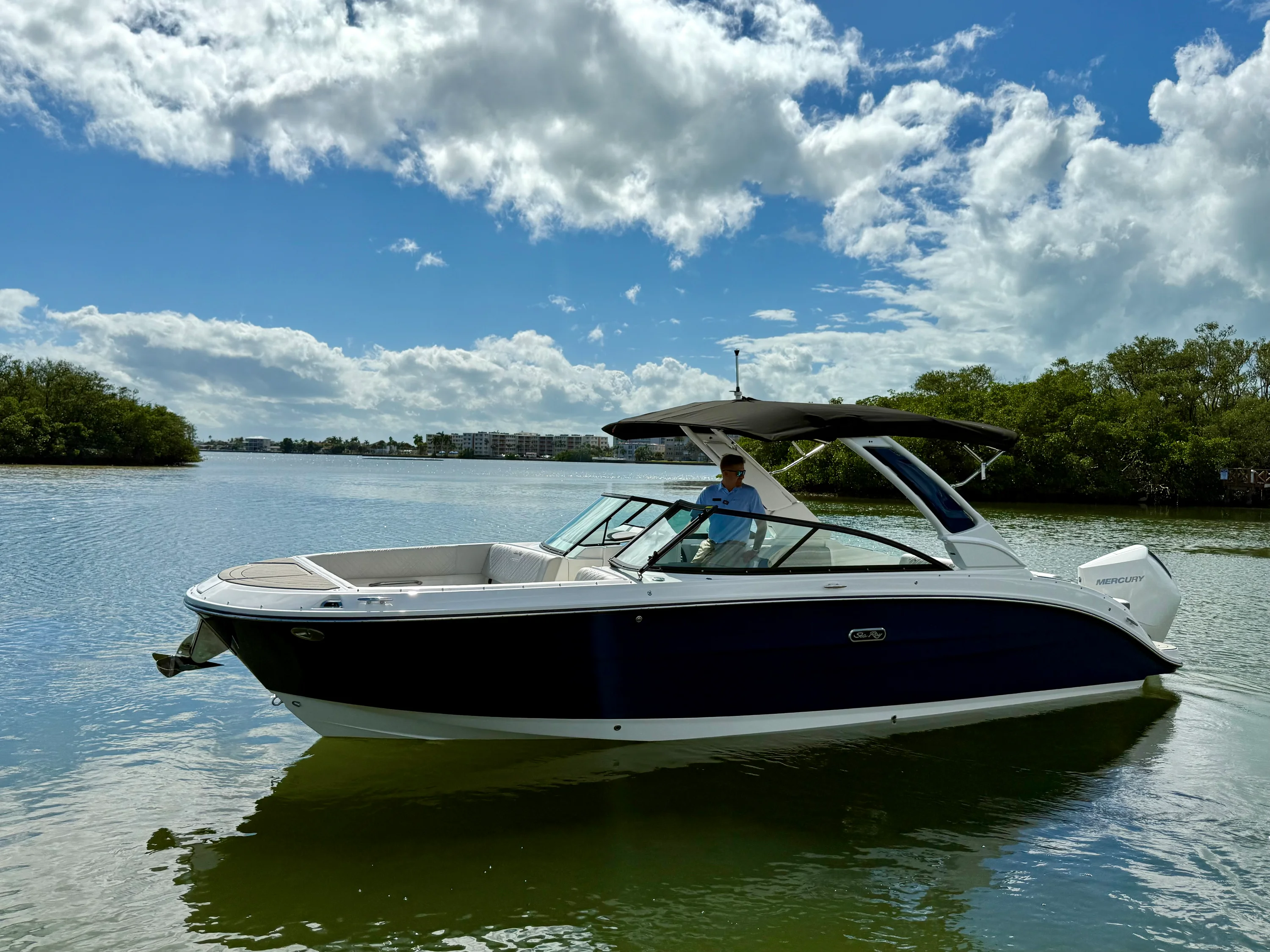 2025 Sea Ray SDX 270 Outboard Image Thumbnail #18
