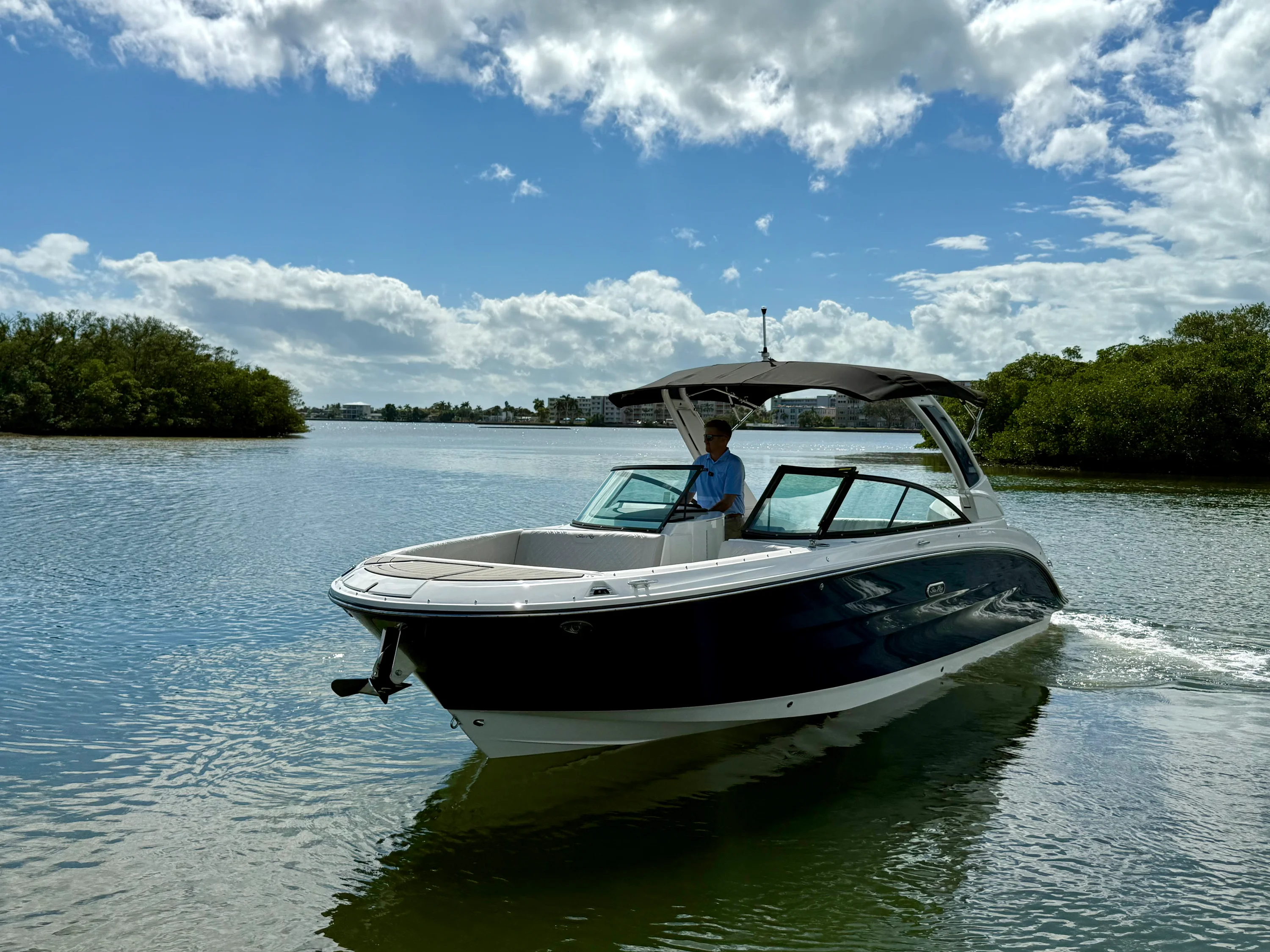 2025 Sea Ray SDX 270 Outboard Image Thumbnail #21