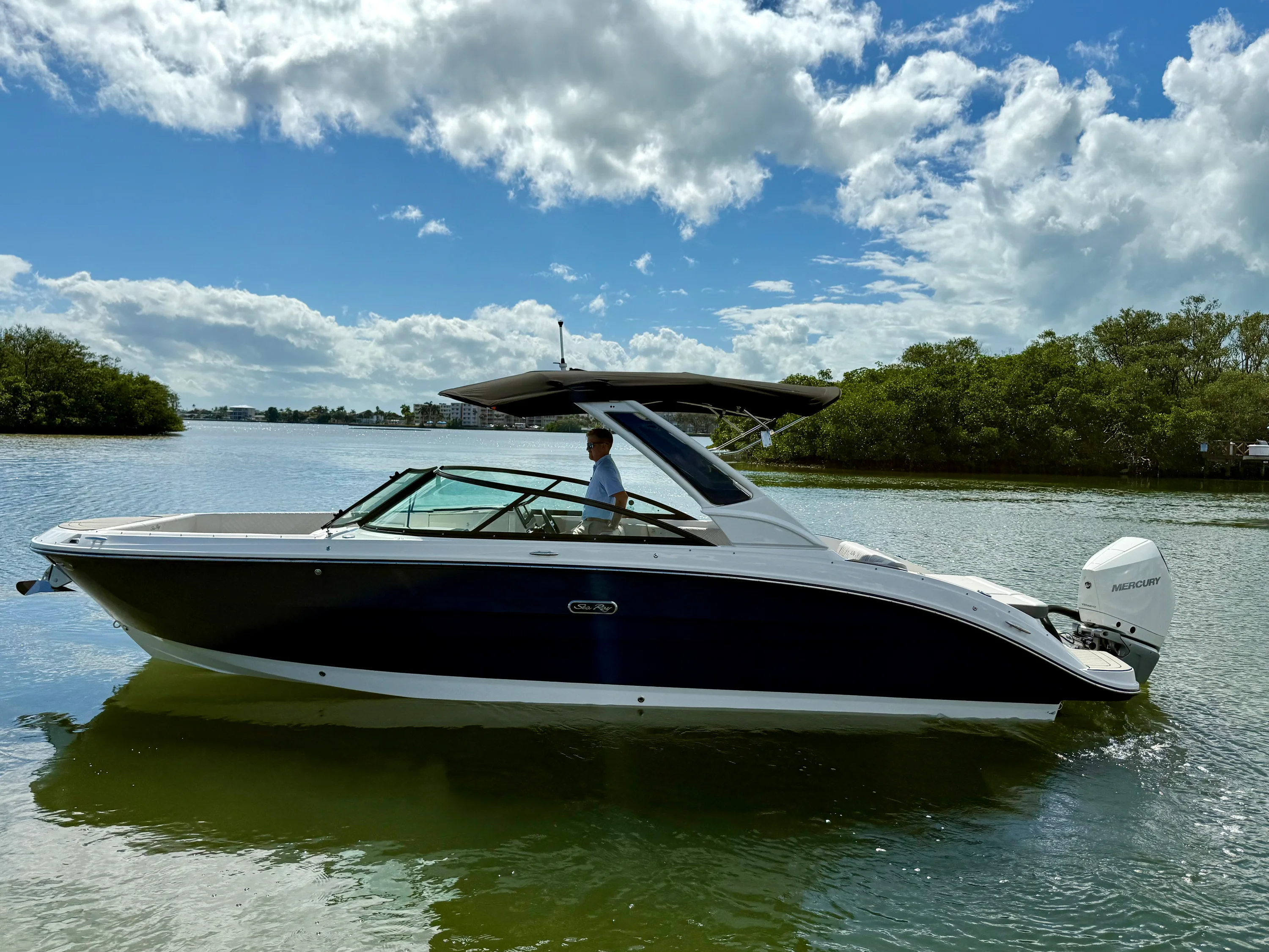 2025 Sea Ray SDX 270 Outboard Image Thumbnail #16