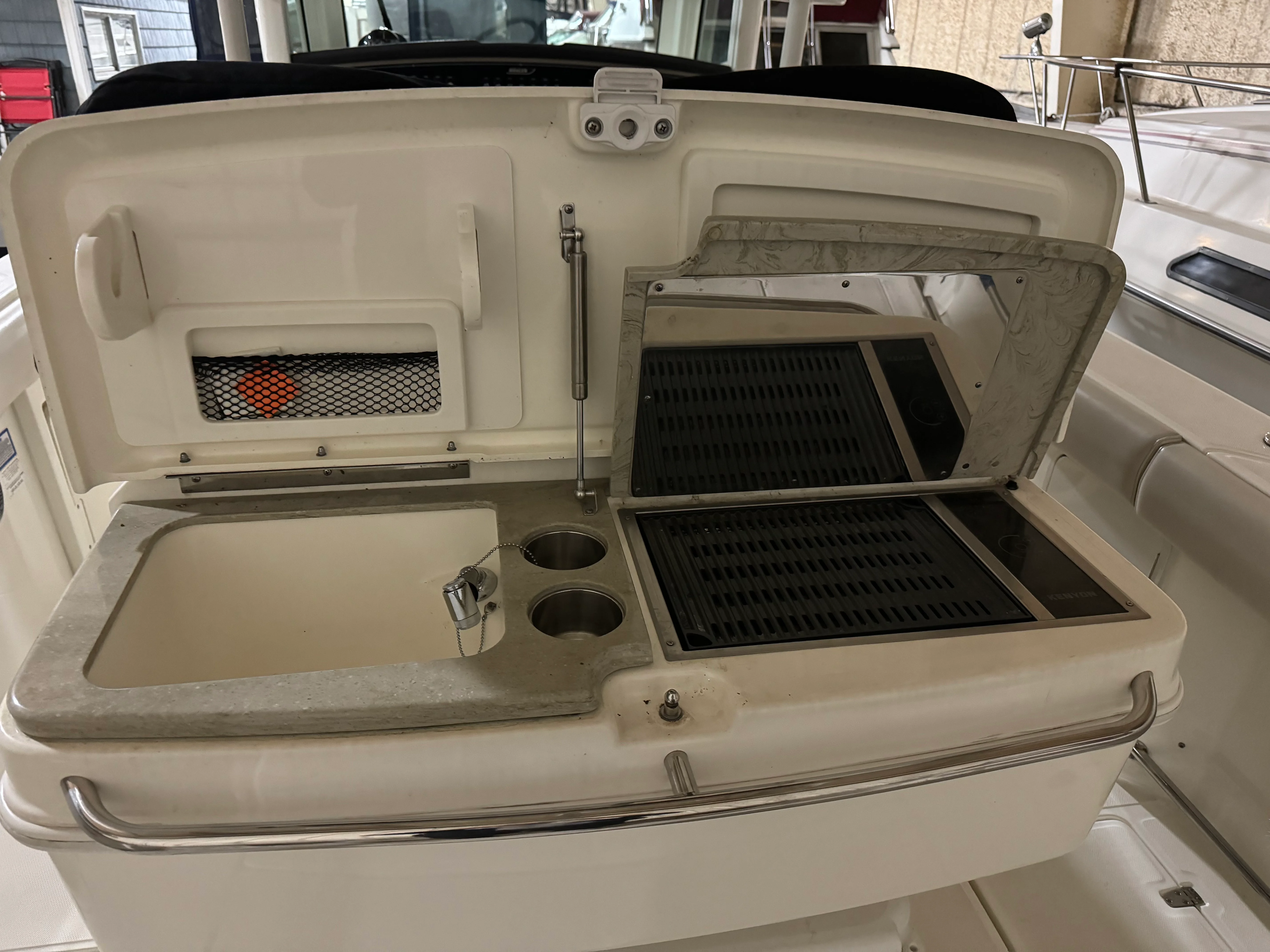 2018 Boston Whaler OUTRAGE 33 Image Thumbnail #9