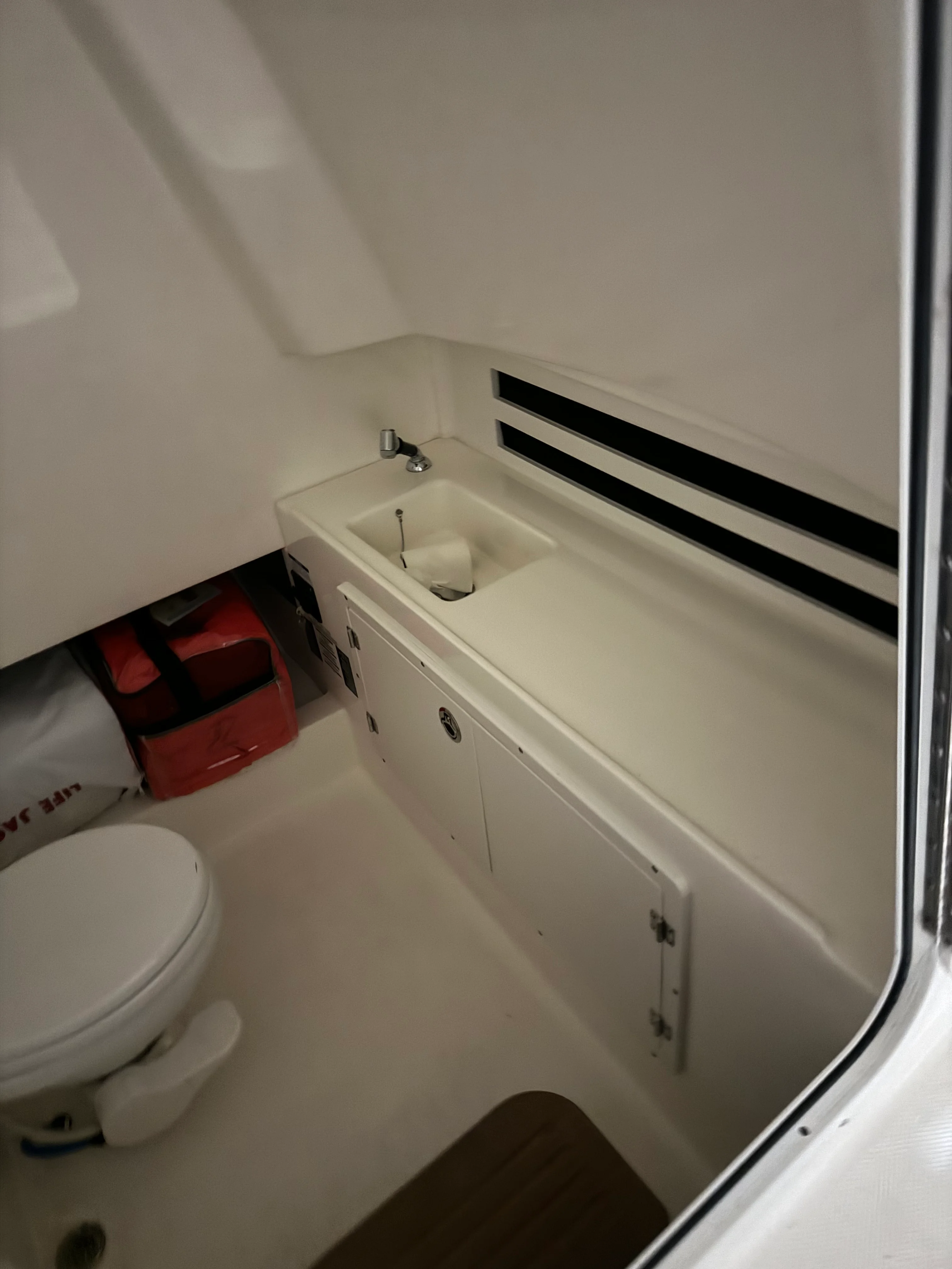 2018 Boston Whaler OUTRAGE 33 Image Thumbnail #8