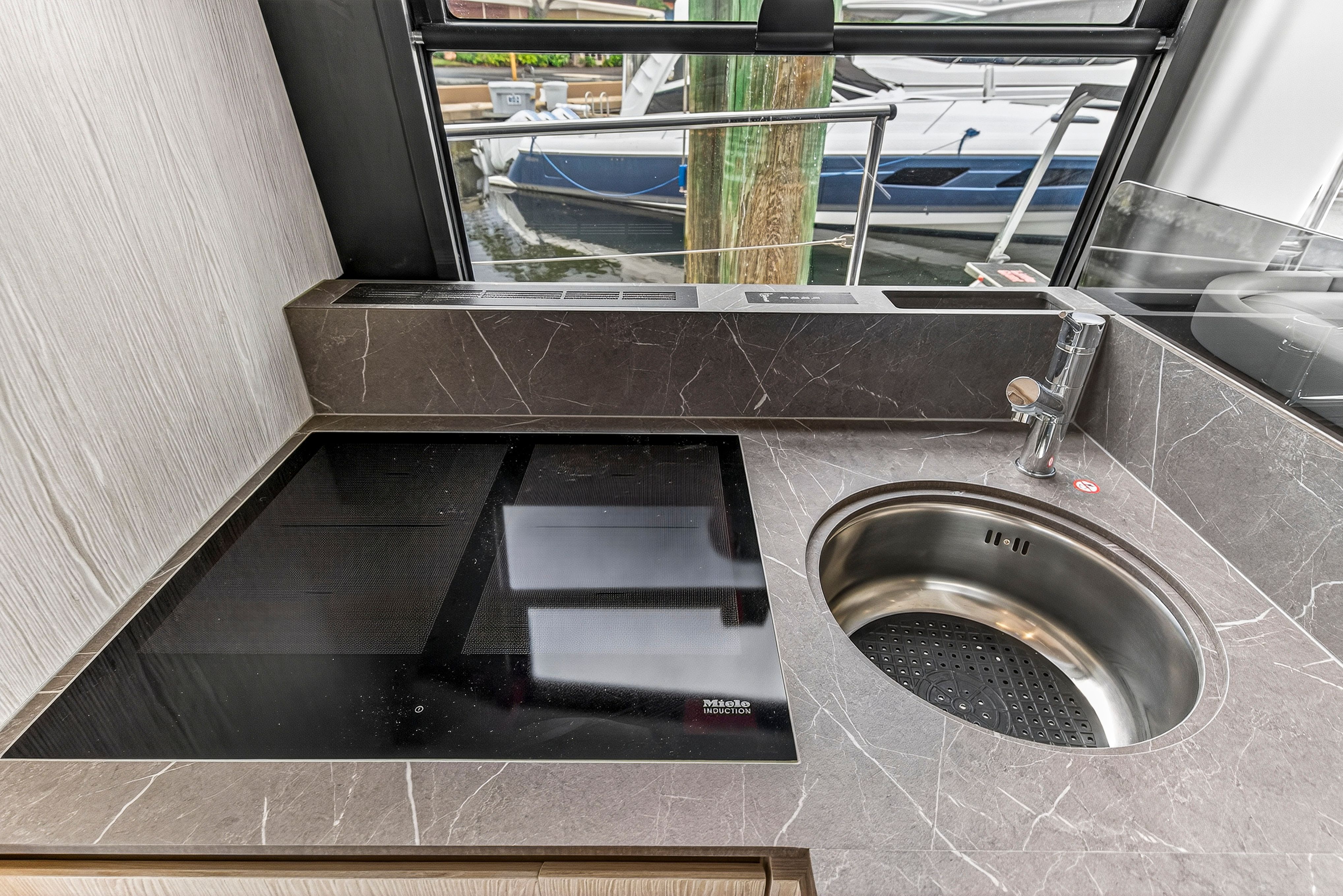 2024 Azimut 53 FLY Image Thumbnail #65