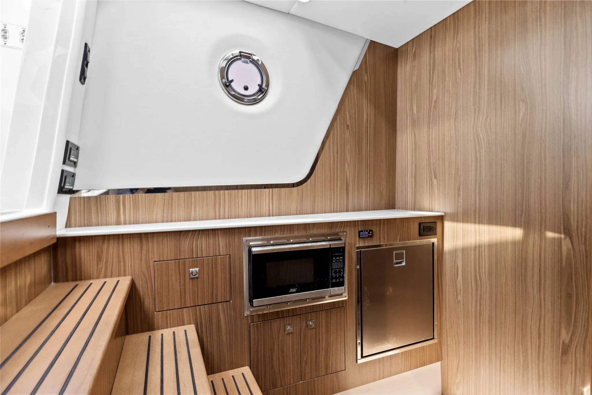 2026 Cruisers Yachts 50GLS OB Image Thumbnail #23