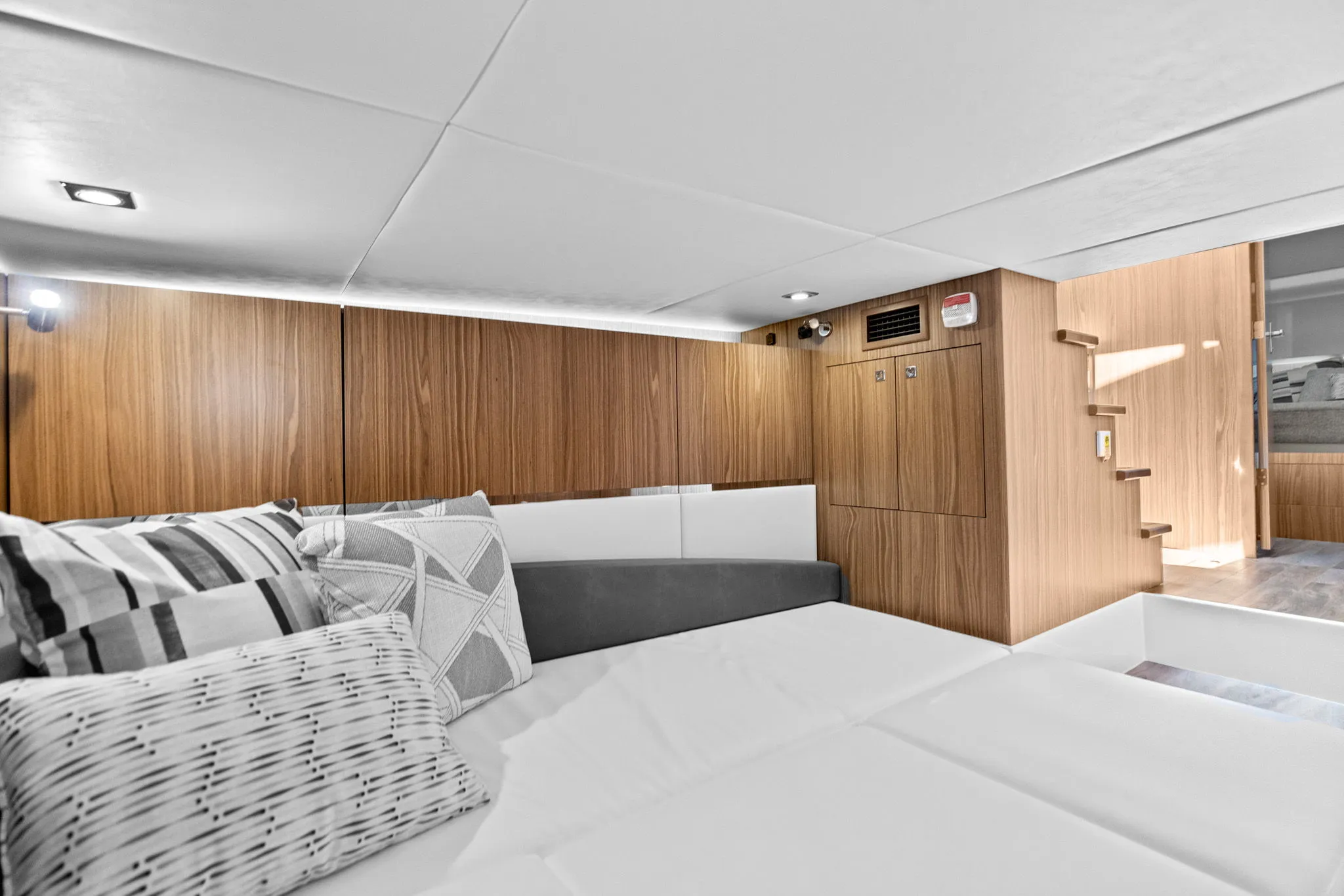 2026 Cruisers Yachts 50GLS OB Image Thumbnail #30