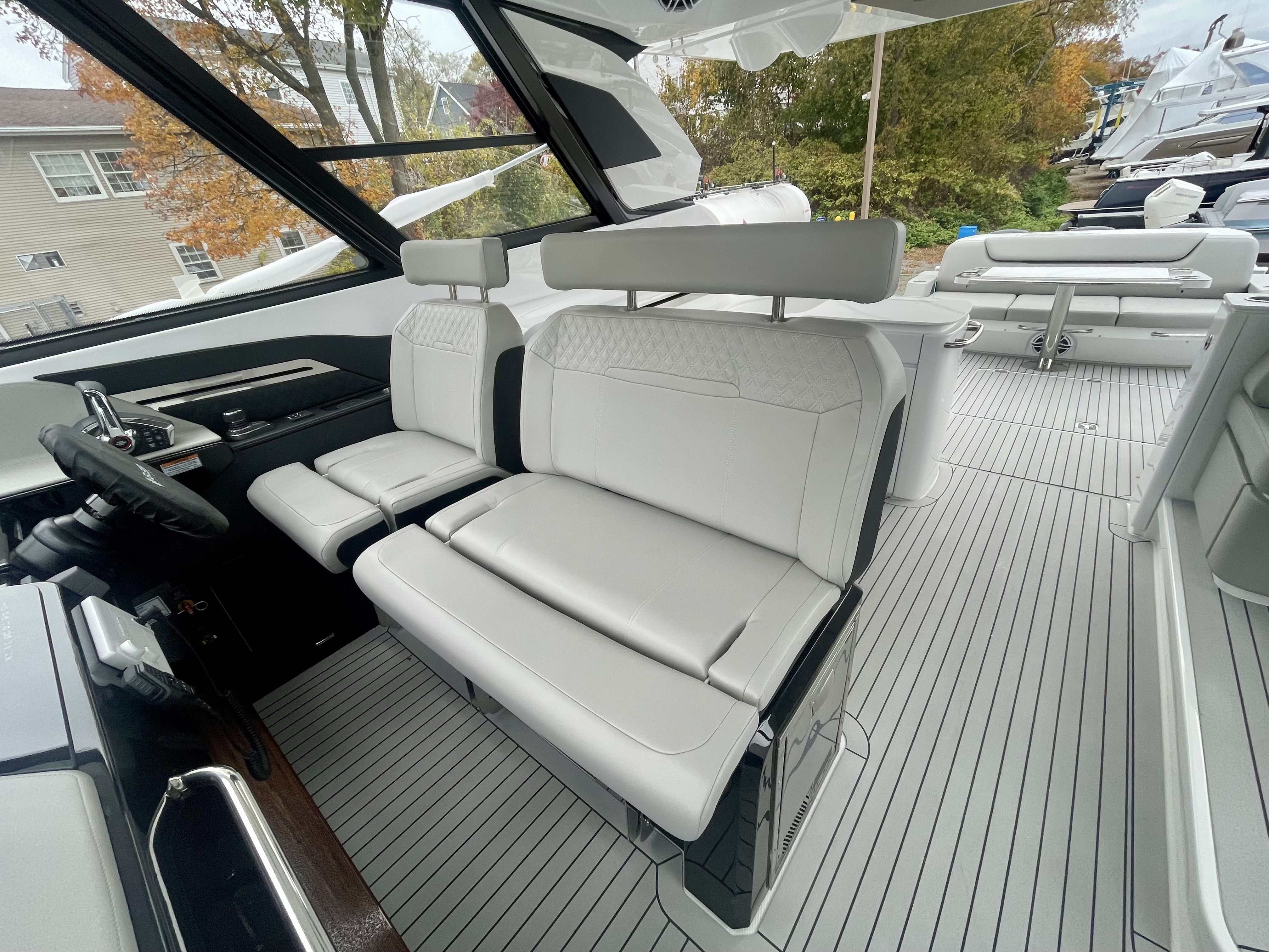 2026 Cruisers Yachts 50GLS OB Image Thumbnail #17