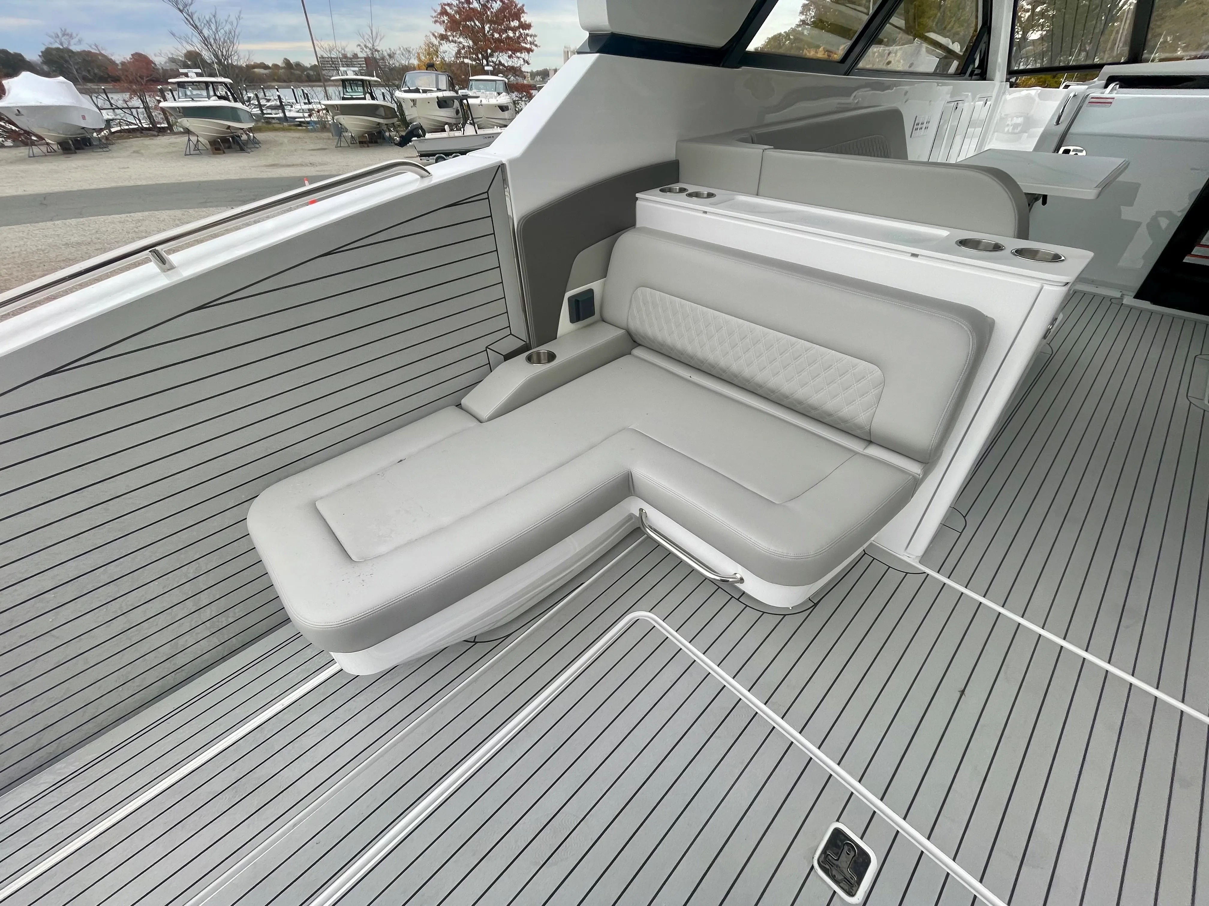 2026 Cruisers Yachts 50GLS OB Image Thumbnail #8