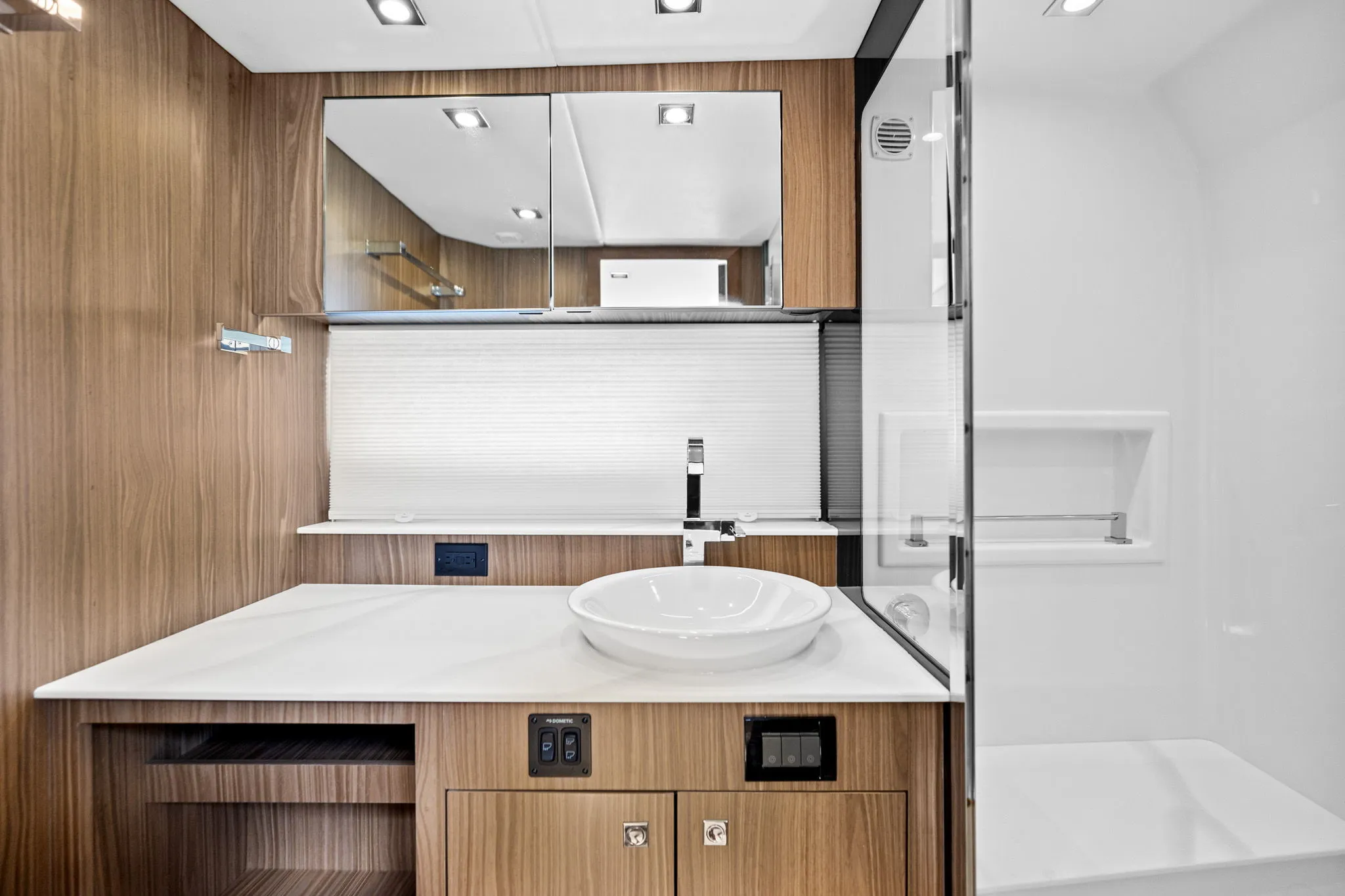 2026 Cruisers Yachts 50GLS OB Image Thumbnail #25