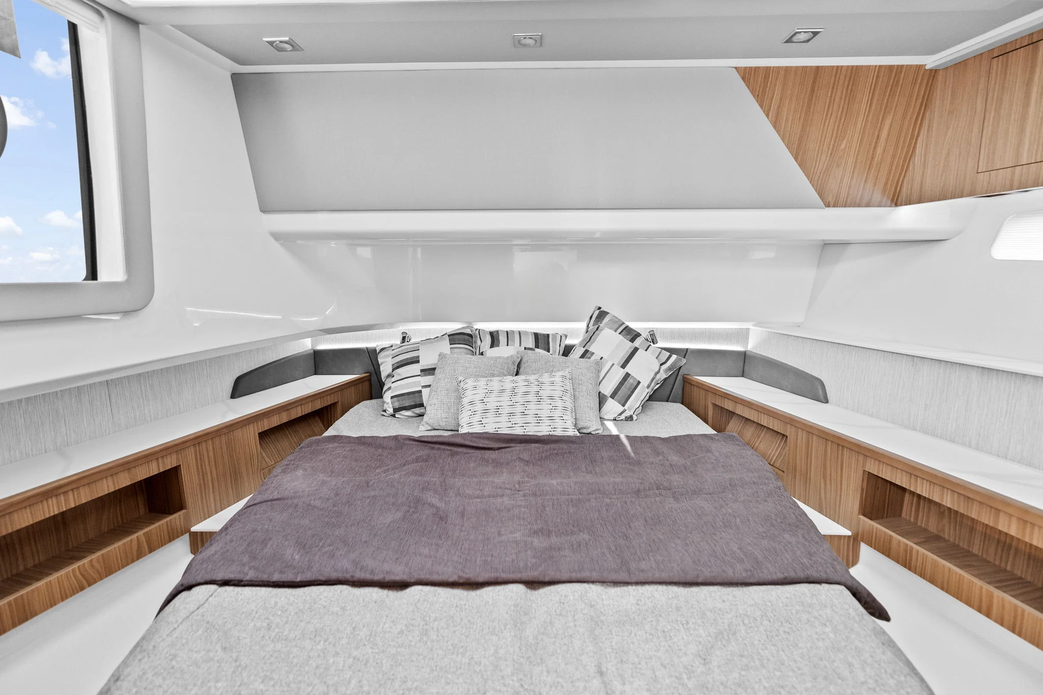 2026 Cruisers Yachts 50 GLS Outboard Image Thumbnail #25