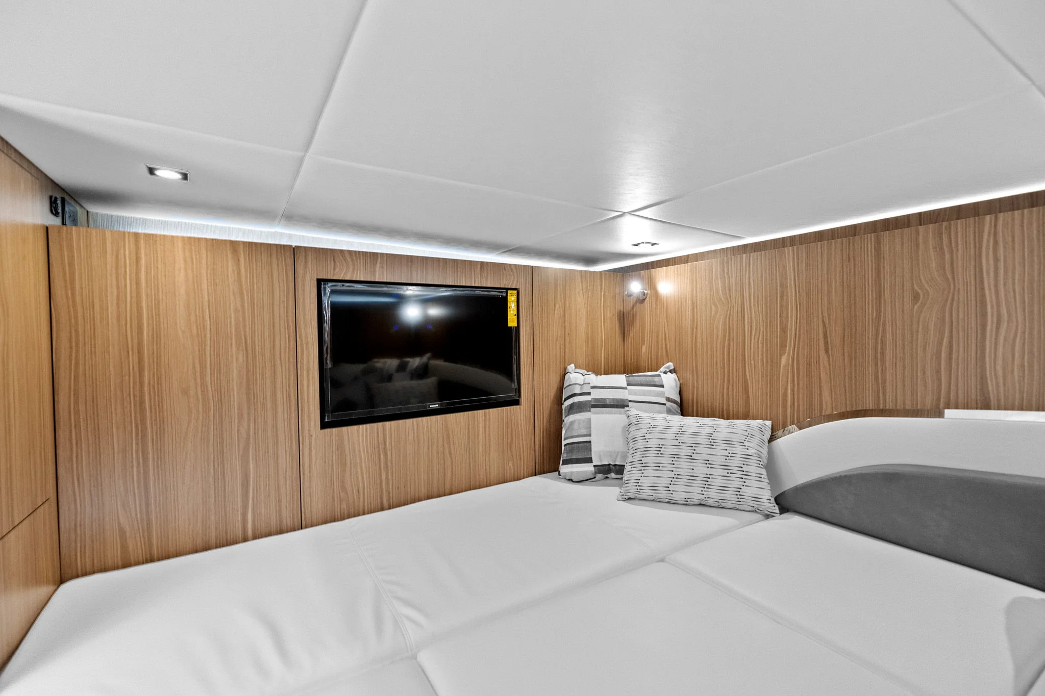 2026 Cruisers Yachts 50 GLS Outboard Image Thumbnail #32