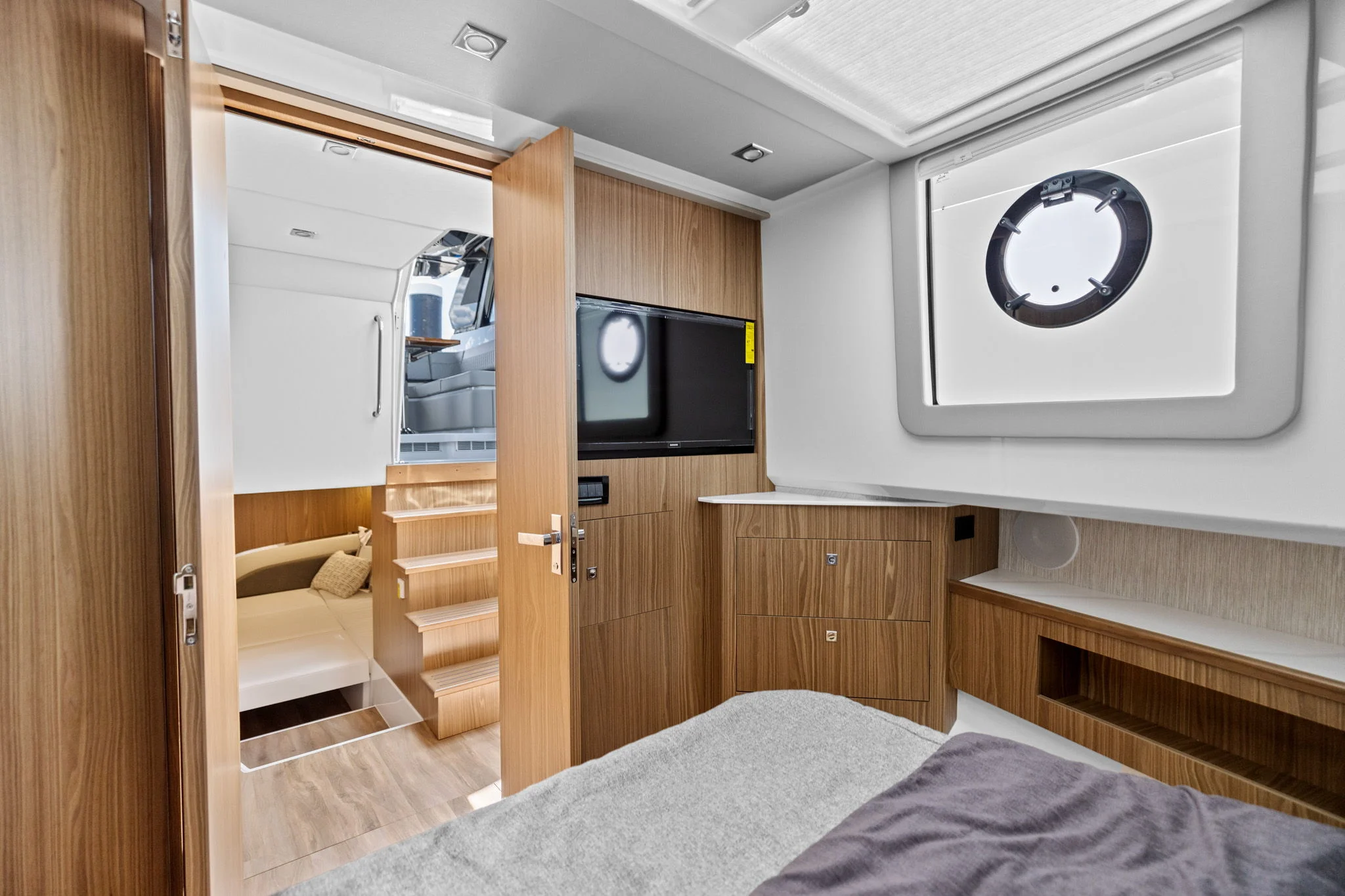 2026 Cruisers Yachts 50 GLS Outboard Image Thumbnail #26