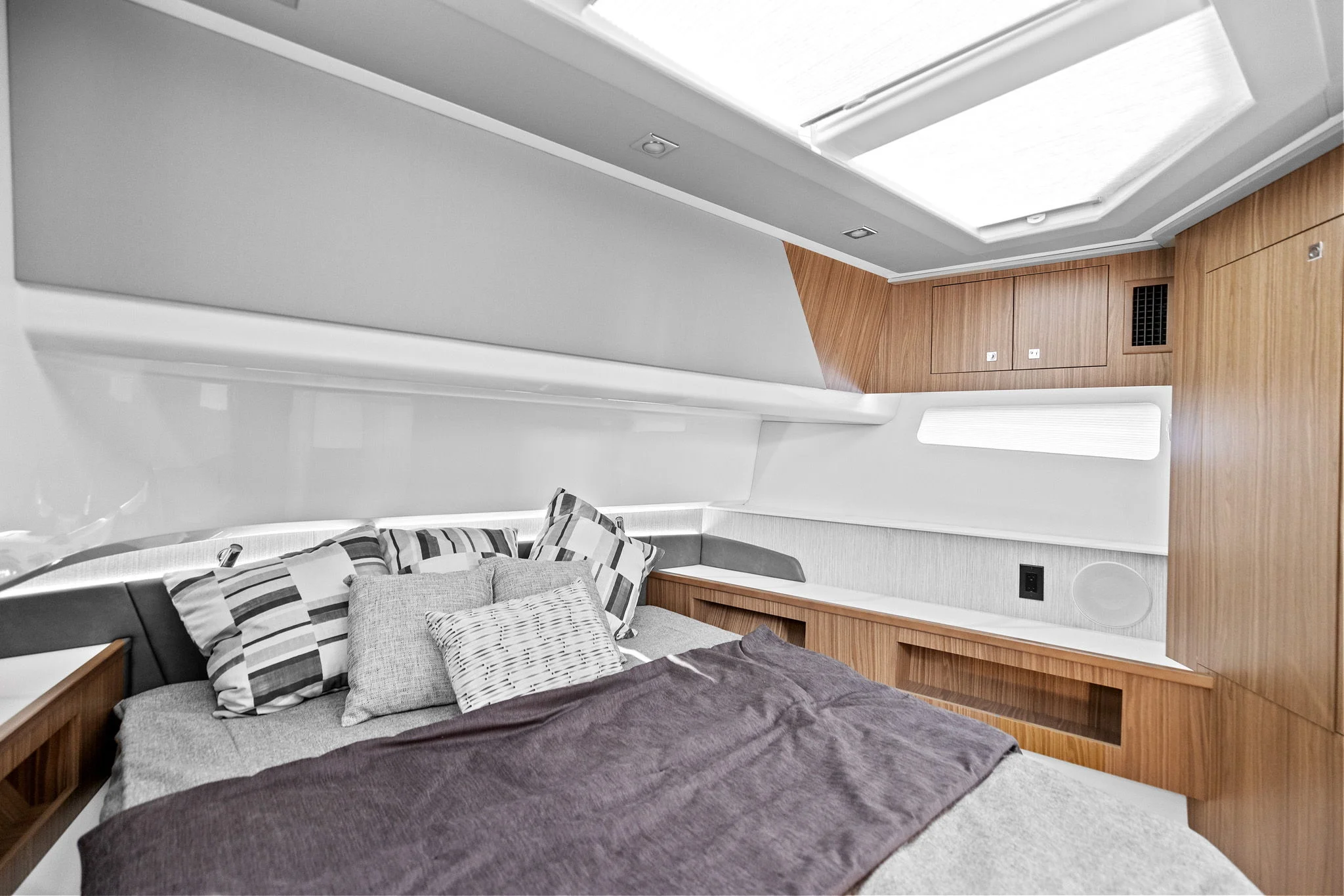 2026 Cruisers Yachts 50 GLS Outboard Image Thumbnail #27