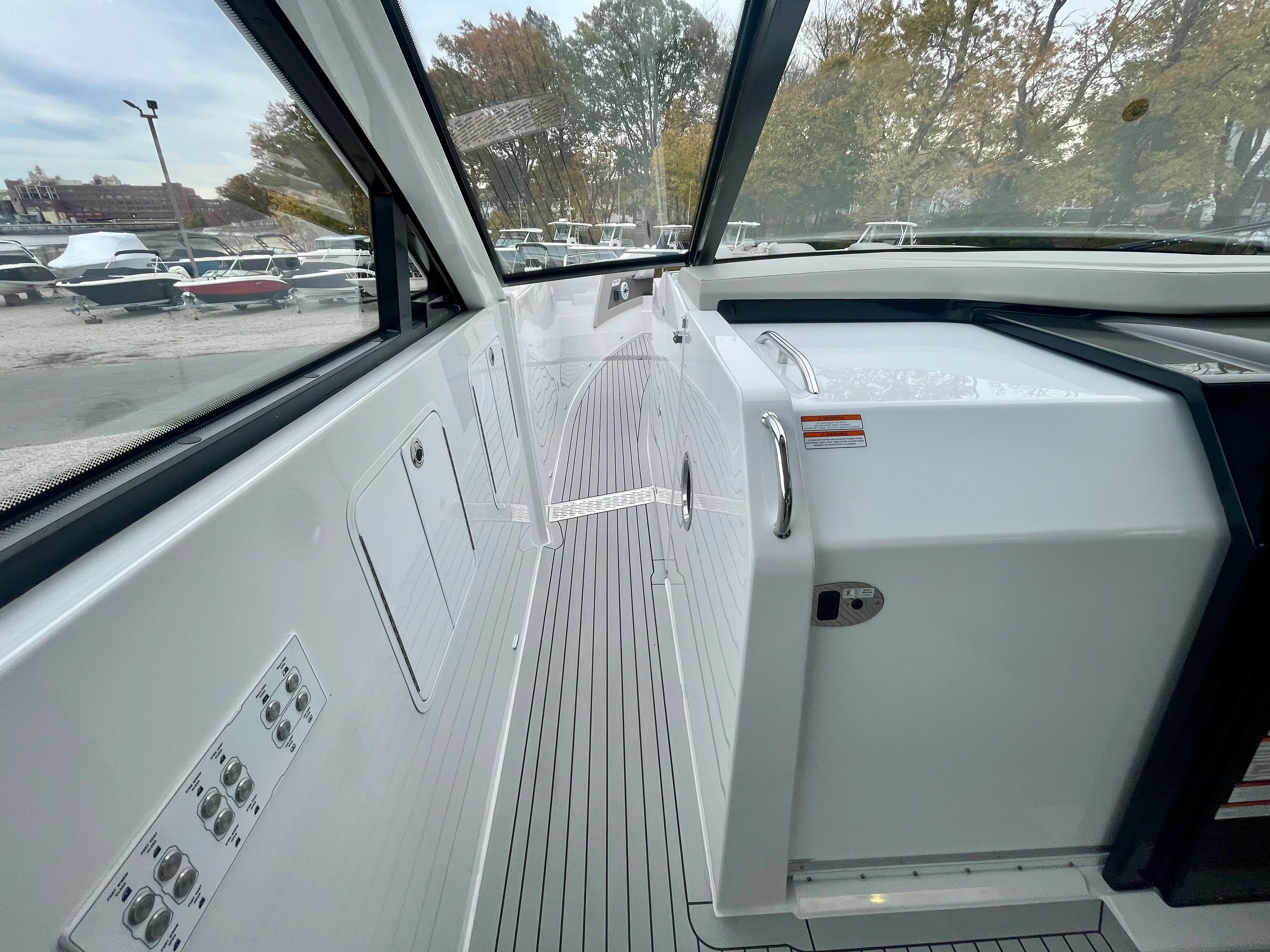 2026 Cruisers Yachts 50 GLS Outboard Image Thumbnail #35