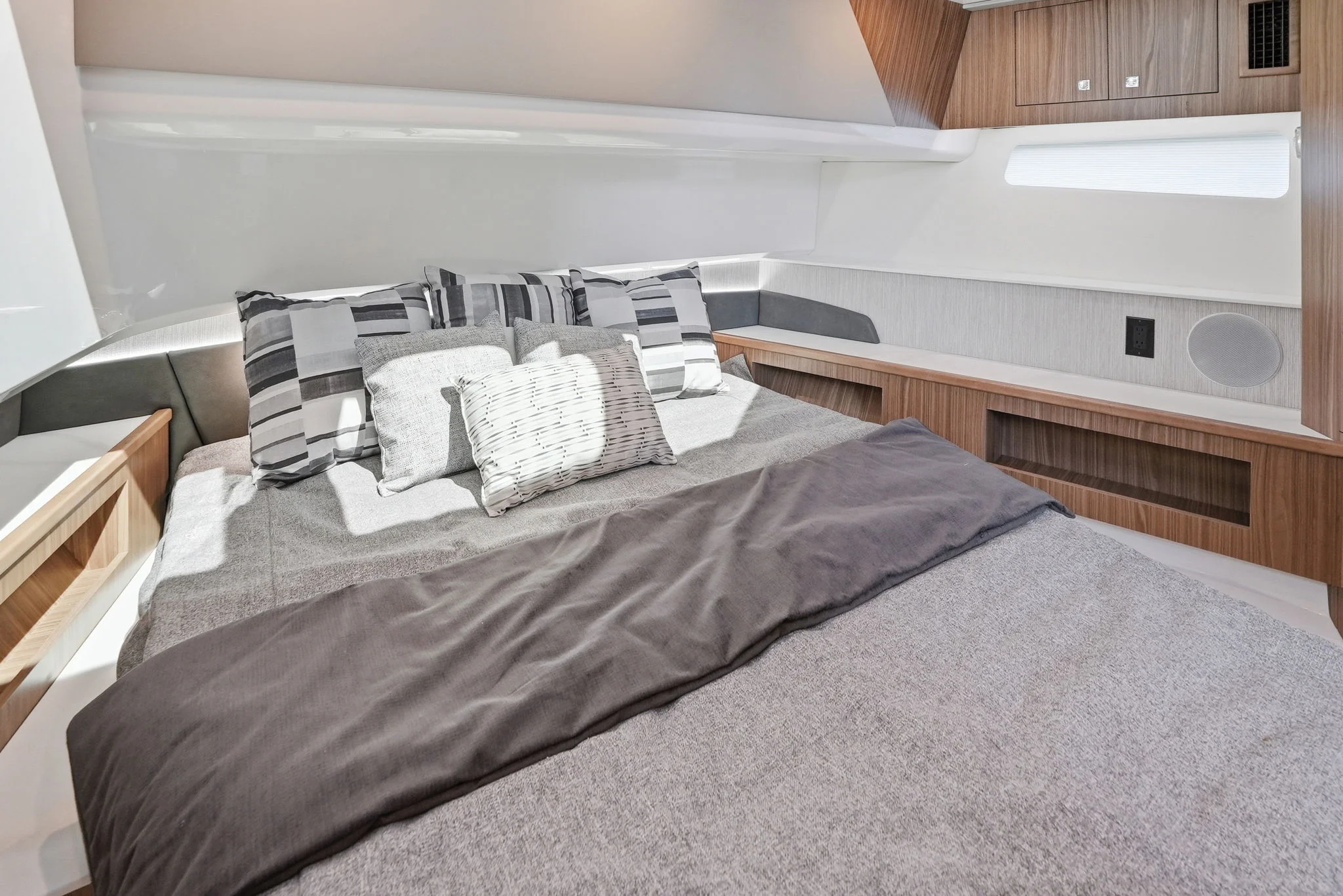 2026 Cruisers Yachts 50 GLS Image Thumbnail #38