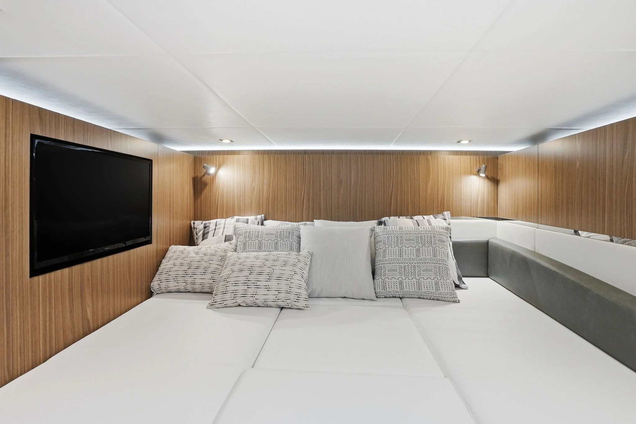 2026 Cruisers Yachts 50 GLS Image Thumbnail #44