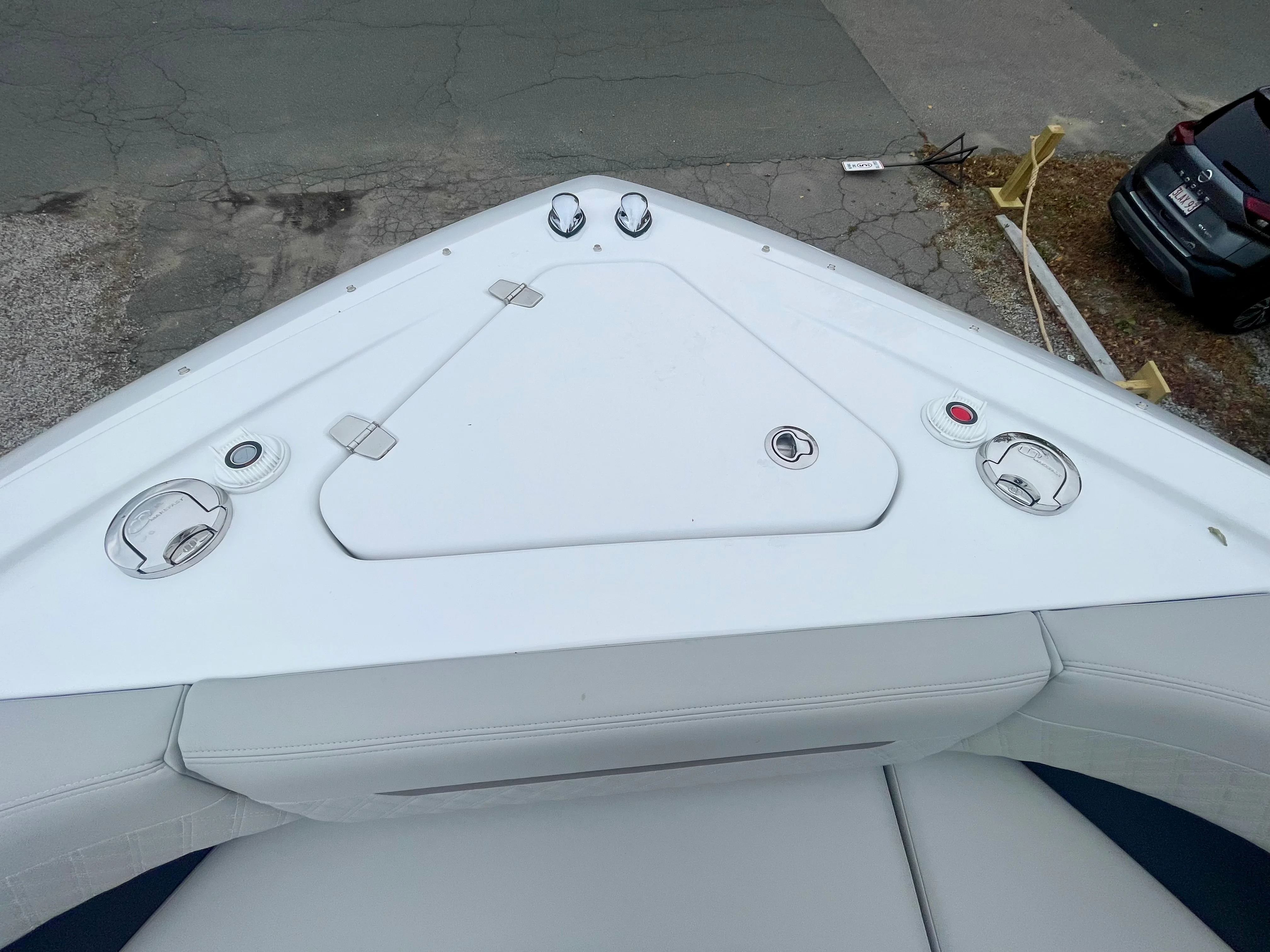 2026 Cruisers Yachts 50 GLS Outboard Image Thumbnail #38