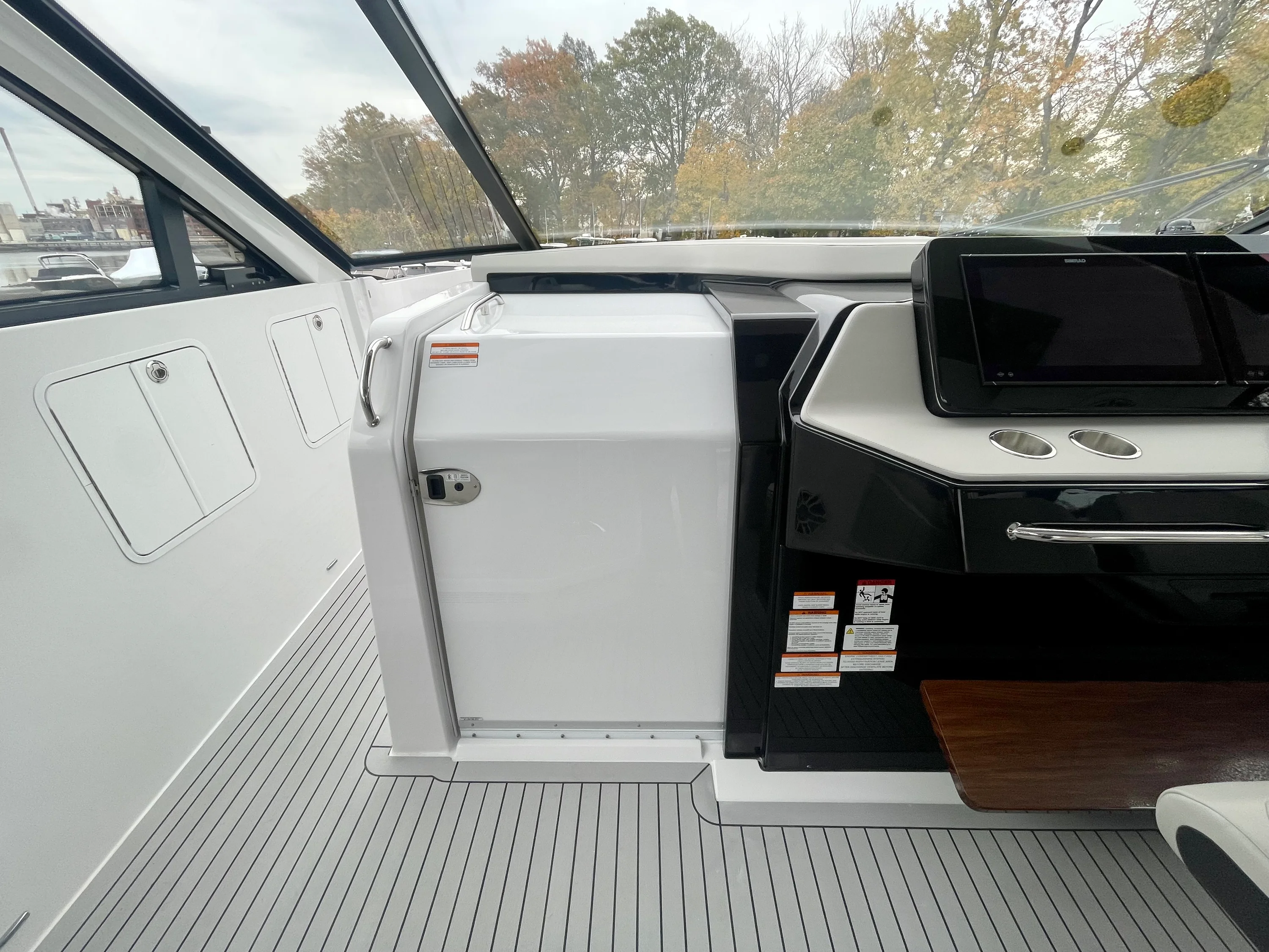 2026 Cruisers Yachts 50 GLS Outboard Image Thumbnail #22