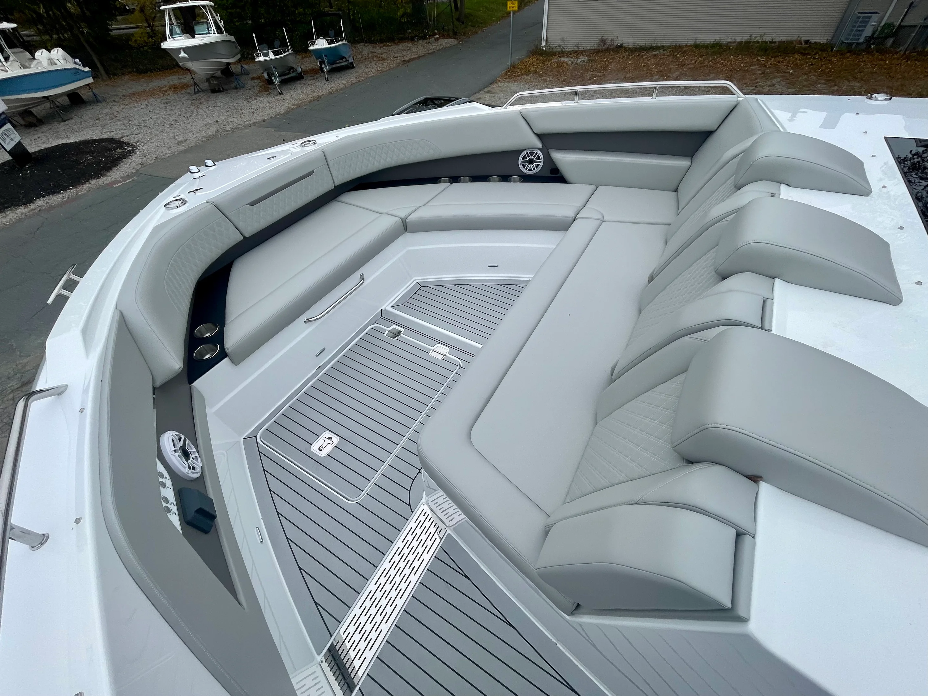 2026 Cruisers Yachts 50 GLS Outboard Image Thumbnail #36