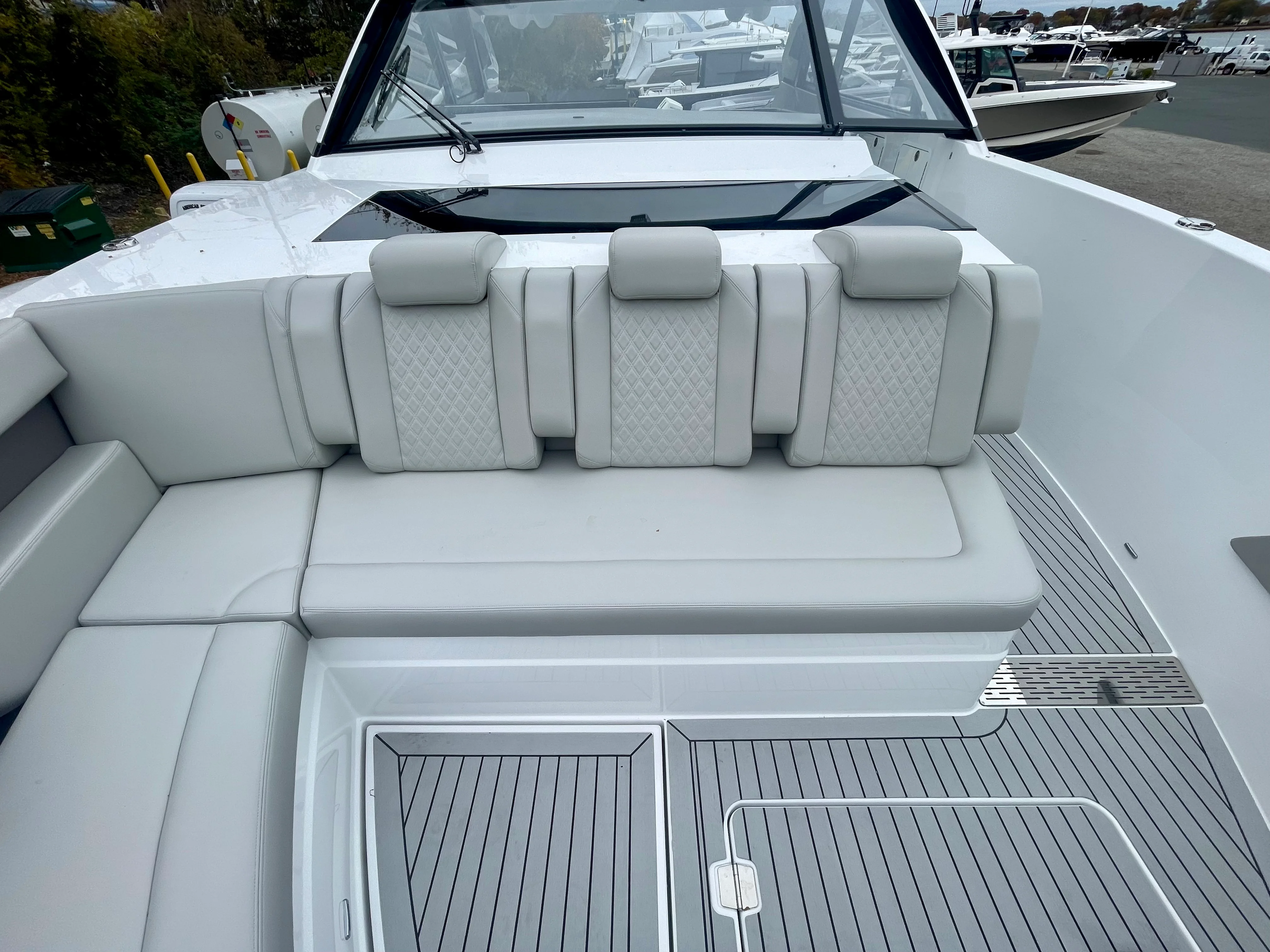 2026 Cruisers Yachts 50 GLS Outboard Image Thumbnail #37