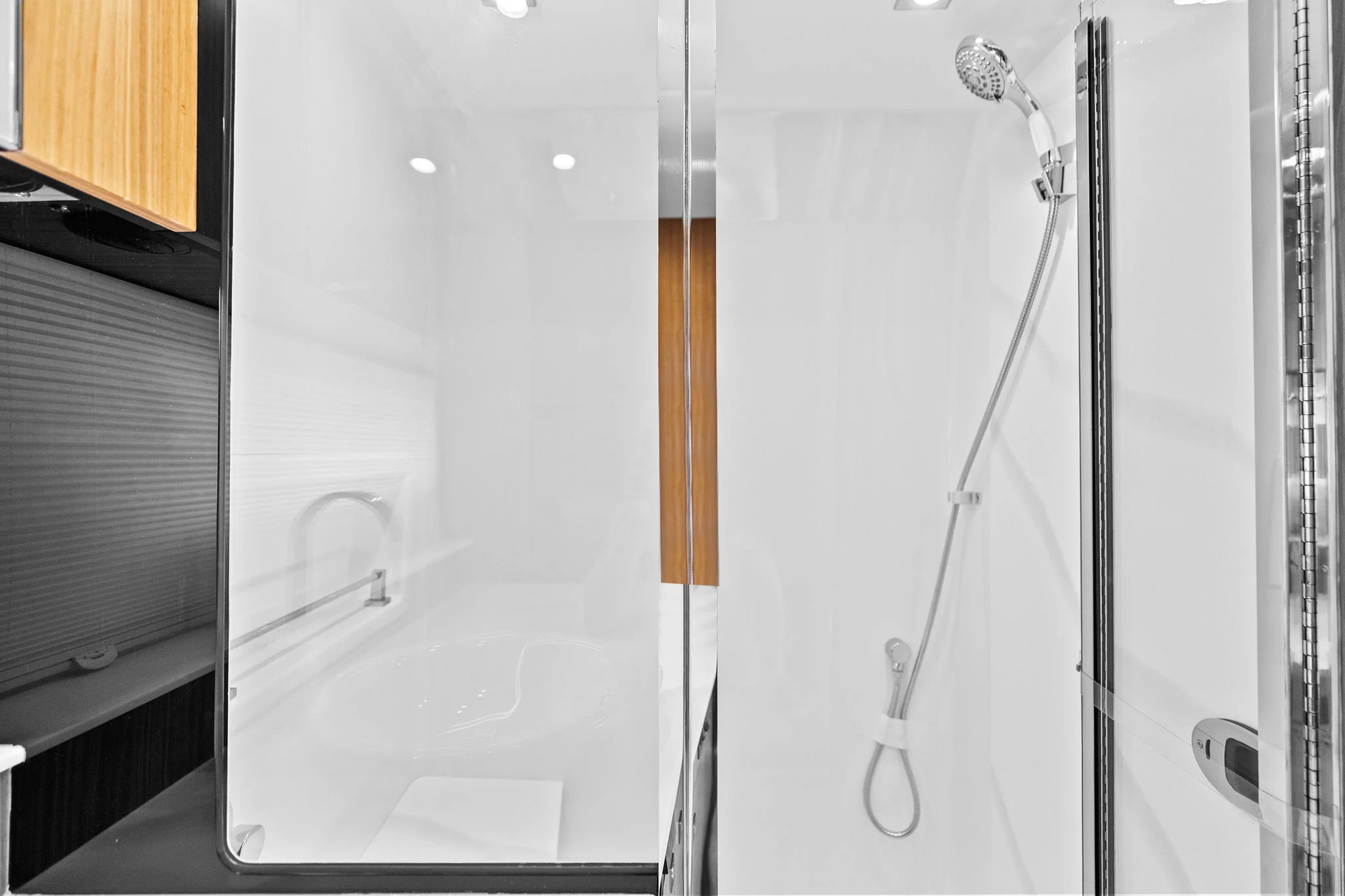 2026 Cruisers Yachts 50 GLS Outboard Image Thumbnail #30