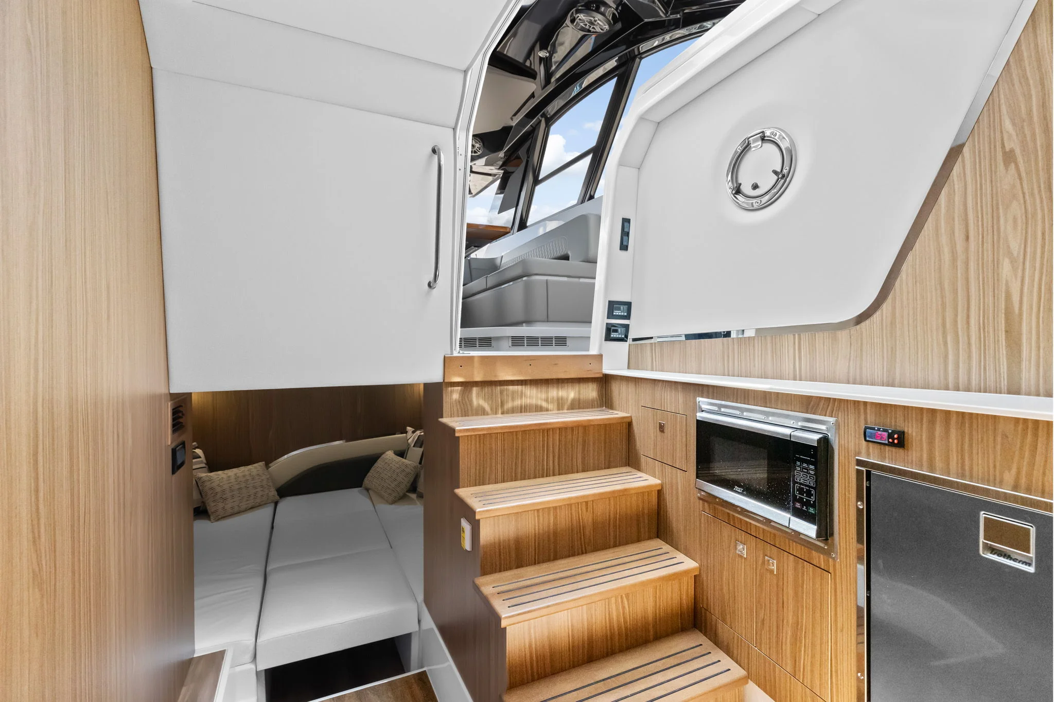 2026 Cruisers Yachts 50 GLS Outboard Image Thumbnail #24