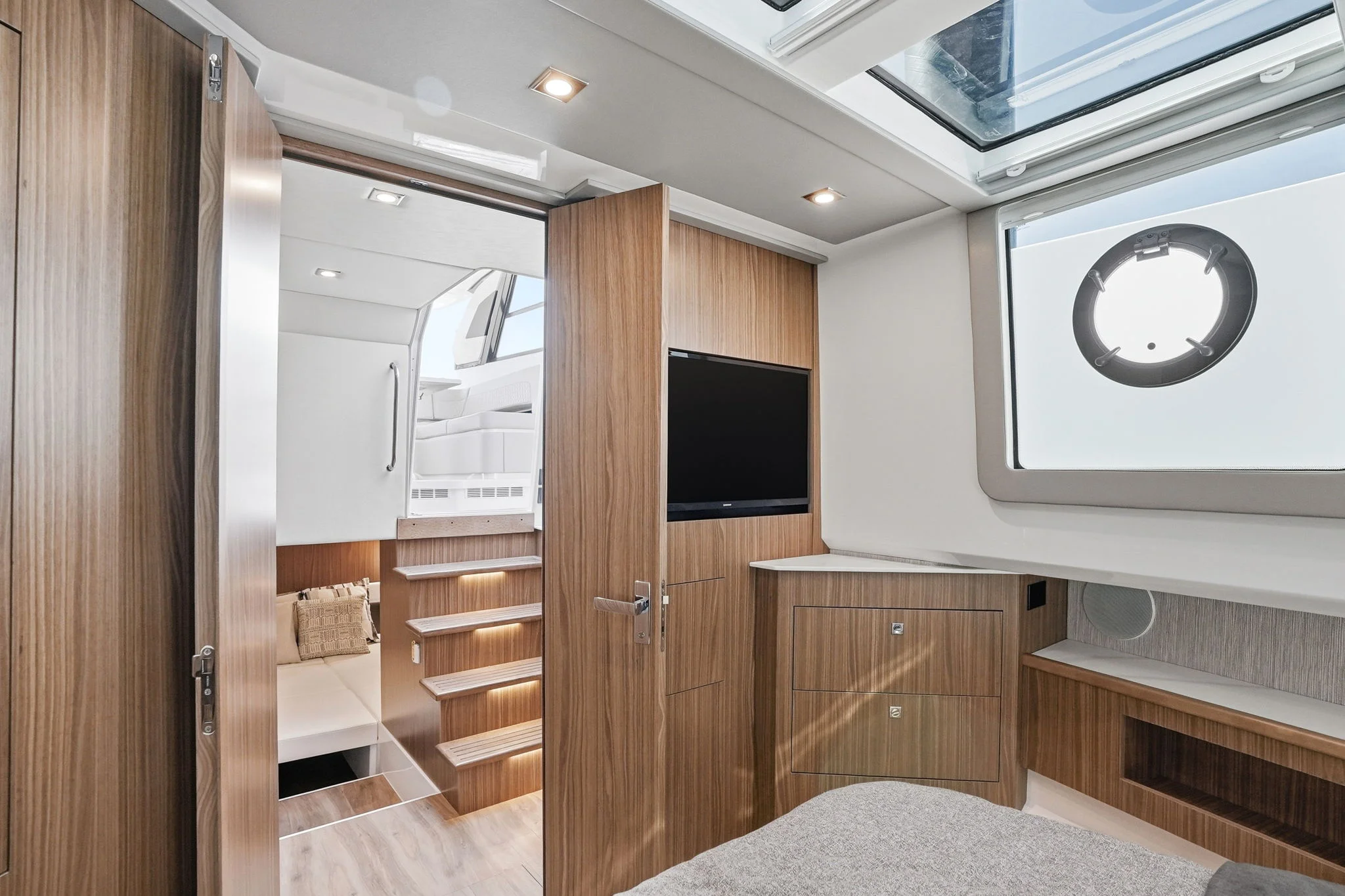 2026 Cruisers Yachts 50 GLS Image Thumbnail #39