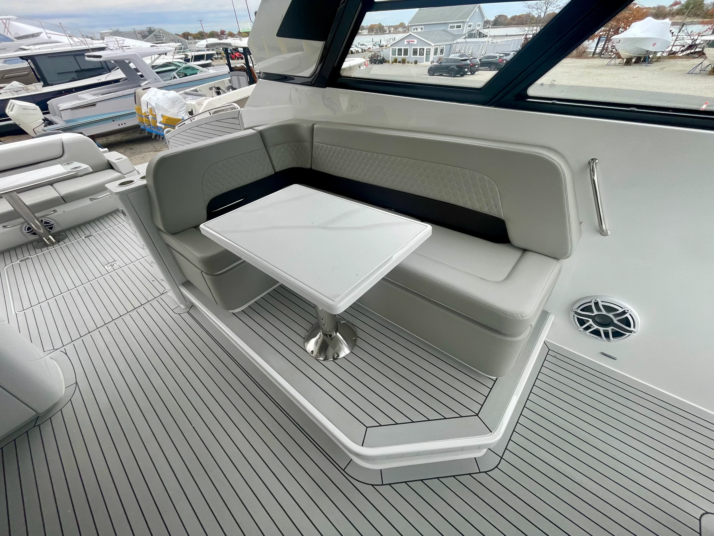 2026 Cruisers Yachts 50 GLS Outboard Image Thumbnail #14