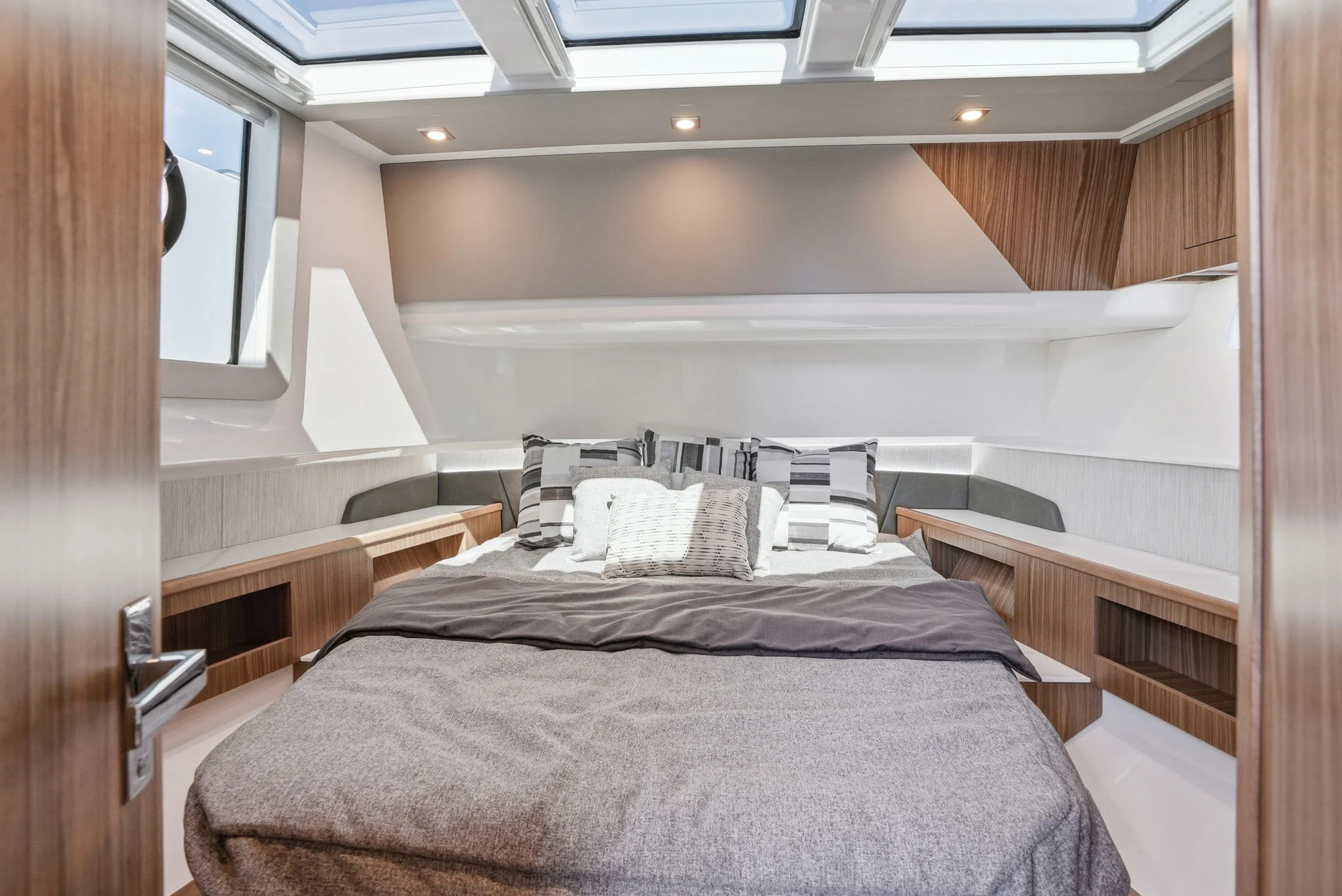 2026 Cruisers Yachts 50 GLS Image Thumbnail #37