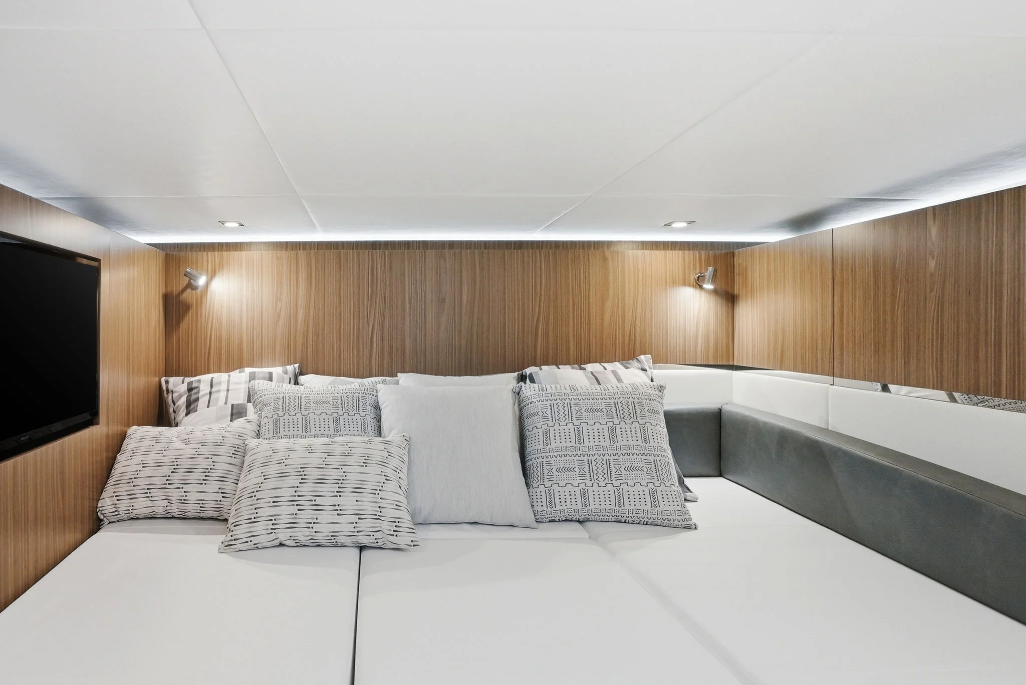 2026 Cruisers Yachts 50 GLS Image Thumbnail #45