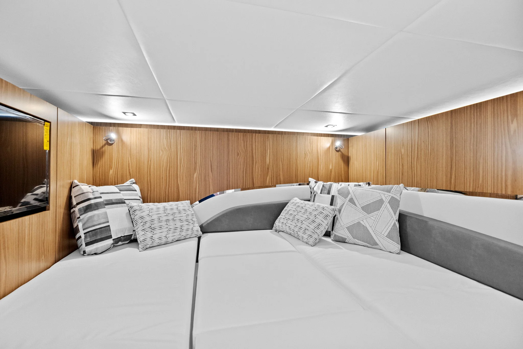 2026 Cruisers Yachts 50 GLS Outboard Image Thumbnail #31