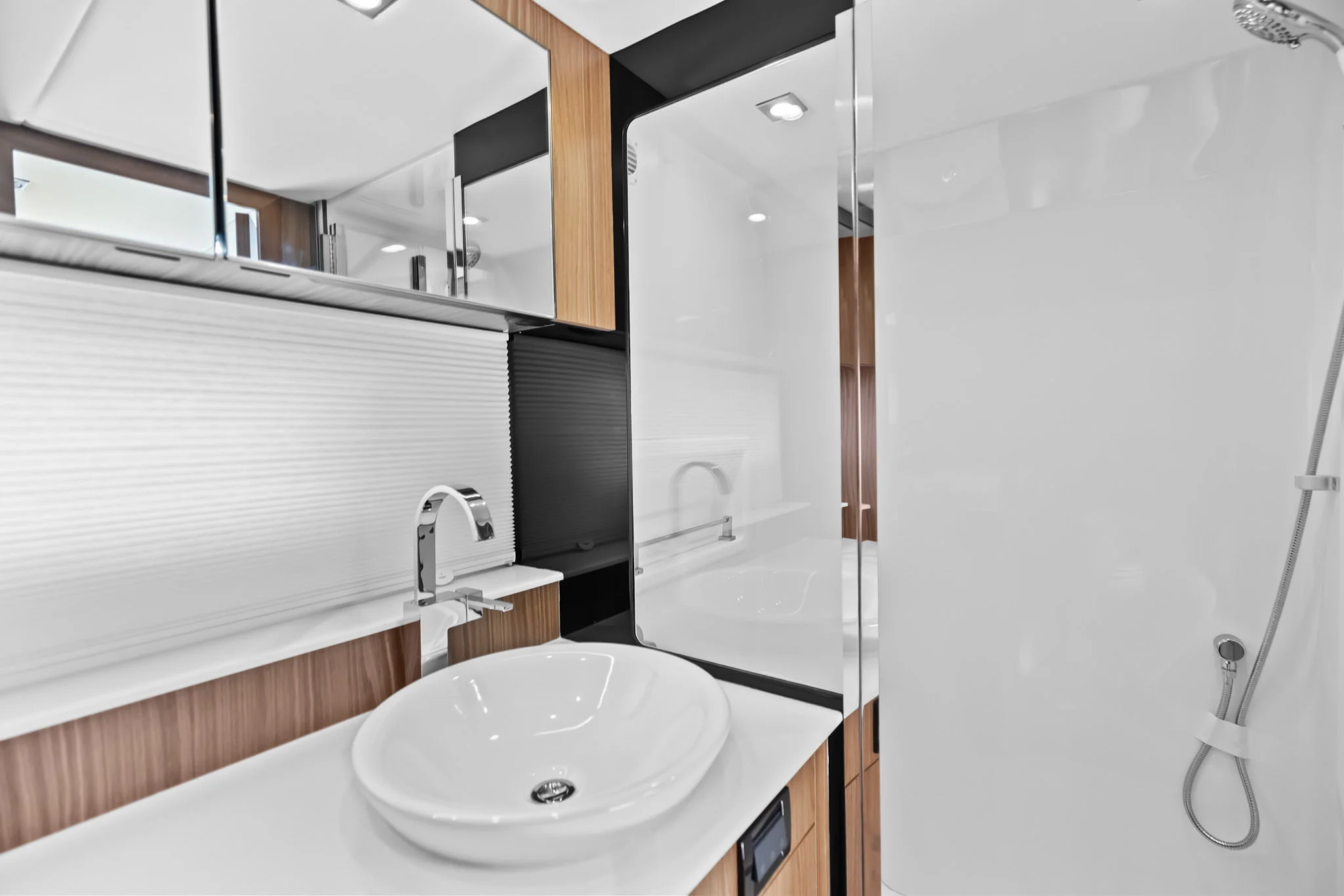 2026 Cruisers Yachts 50 GLS Outboard Image Thumbnail #29